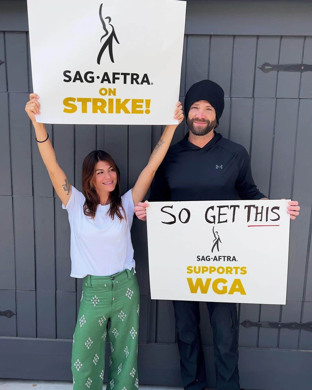 ジャレッド・パダレッキのインスタグラム：「Sending our love and support to all of the cast, writers, and family who picketed today for the #Supernatural #SAGAFTRAStrike + #WGAStrike. This #SPNFamily sticks together.」