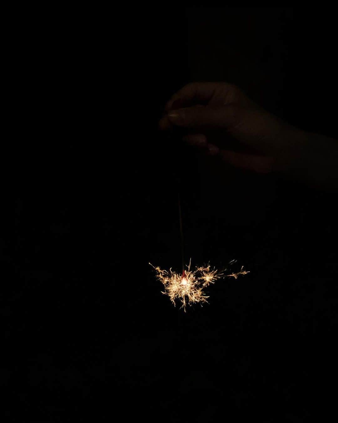 奥貫薫さんのインスタグラム写真 - (奥貫薫Instagram)「.  ずっと花火をしたがっていたから 叶えてあげられて、よかった 花火はもちろんきれいだけれど 小さな光に照らされて うれしそうな子どもの顔ばかり 眺めてしまう」9月1日 6時15分 - kaoru_okunuki