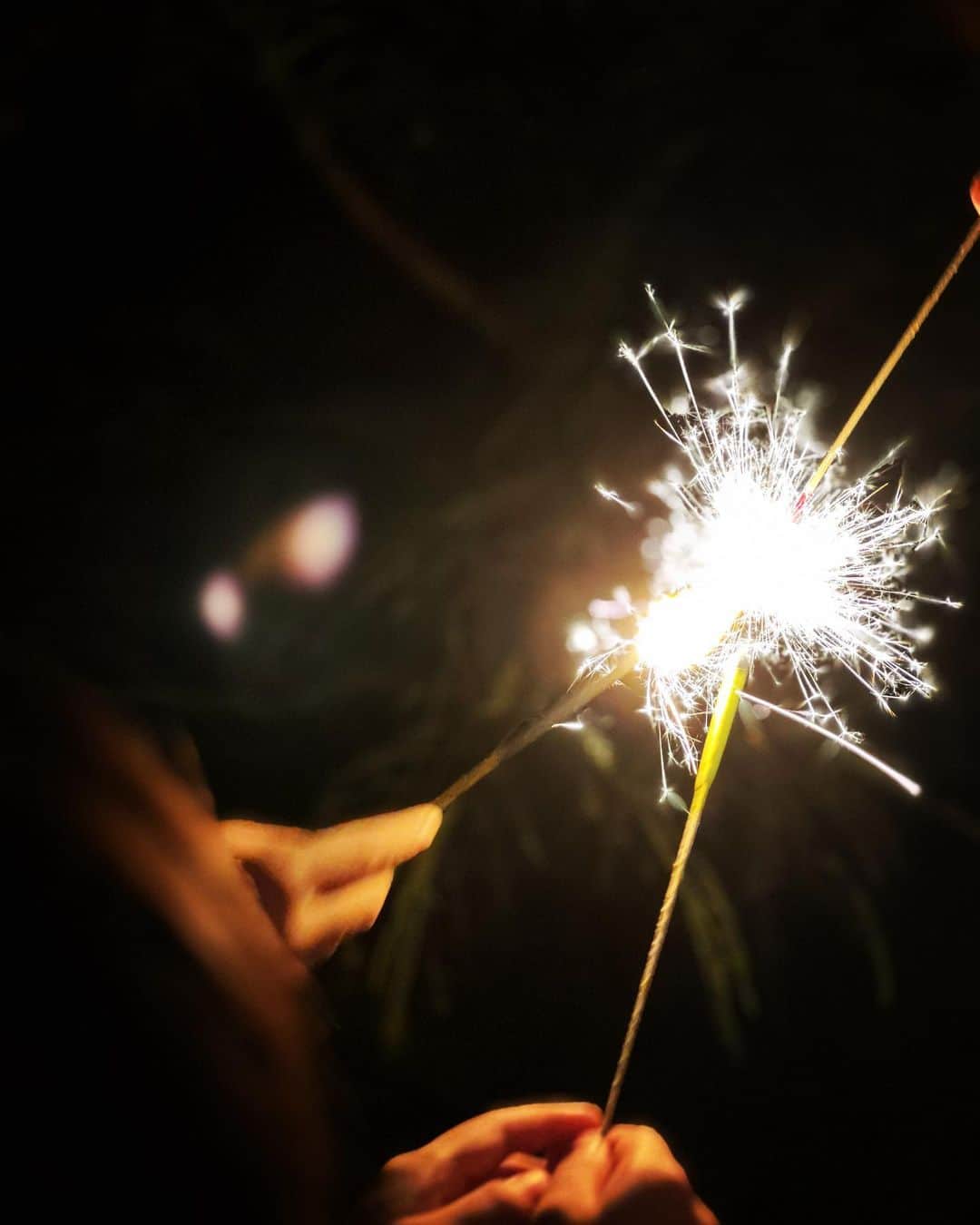 のインスタグラム：「.  ずっと花火をしたがっていたから 叶えてあげられて、よかった 花火はもちろんきれいだけれど 小さな光に照らされて うれしそうな子どもの顔ばかり 眺めてしまう」