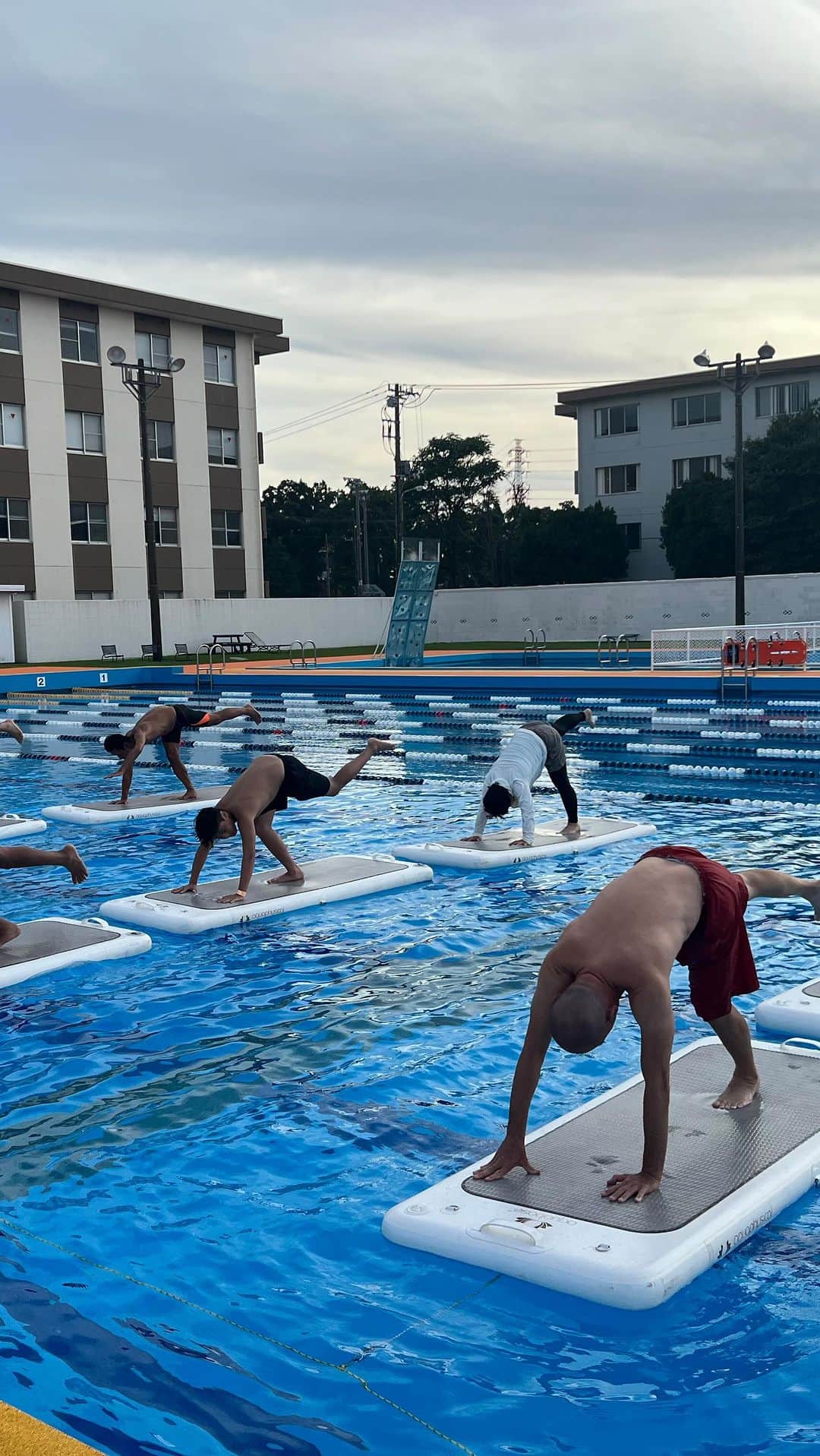 高松いくのインスタグラム：「アウトドアプールで🏊SUPyoga&リズムトレーニング🏋🏽‍♀️  お客様が撮ってくださった動画🎥  チラホラボード上から人が消えているのは...  落ちてます🤸‍♀️  アメリカ人の方や日本の方々、大人も子供(小学生)も  みーーんなで！いっっぱい体を動かしました！！  これを毎週やってたら、運動不足にはならないね🤔✨  来週からは、インドアプールで🏊🏽‍♀️行う予定だけど...  お客様はまだまだ外でやりたいみたい❗️  もっともっと、プールSUPヨガが出来る施設を  増やしたい＼＼\٩(๑`^´๑)۶//／／  っと、活動中❗️募集中❗️  #sup は　#海 #湖　#川 だけじゃない　#プール　 #pool #supyoga #yoga  #atsugibase #outdoorpool #japanese & #english #lesson」