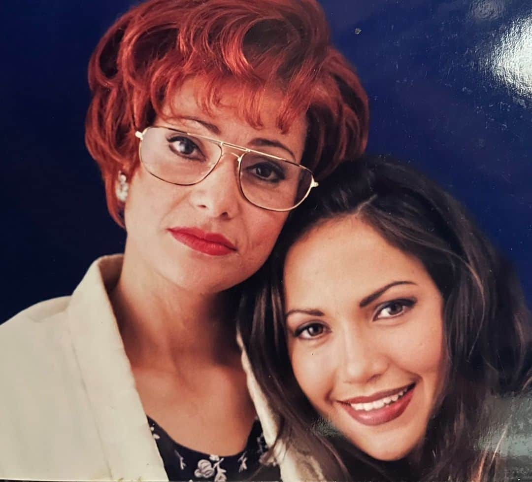 コンスタンス・マリーのインスタグラム：「#ThrowbackThursday To that time, Jennifer hung out, and I just looked really old. Almost motherly. #1997  Union IATSE Members are awesome! Our Union crews make amazing things happen! Make up, Hair, Wardrobe, Camera, Lighting, And ALL OF THEM. THEY make magic happen. That workforce is irreplaceable! ✨💪🏽✨ I really wish the big studios & AMPTP would STOP being so damn greedy! So we can all go back to work! AND still make a decent living. And still have a craft left! 🤔 CEO’s want to replace actors with AI.  IF that had happened before, so many groundbreaking new stories for the Latinx community would NOT have happened. Because AI can only copy what has already been done. So, that would mean NO INCREASE in Representation! Representation for us needs to continue to grow!!! ✨💪🏽🎬✨  Big Studios are trying to starve us out while their CEO’s cash in more millions for keeping people out of work.  Because why? They need to save more money?  So they can afford to pay one man 57 million PER YEAR? Every year?!  So, CEO’S can take more private rocket trips to the edge of SPACE for shits and giggles? 😏 #GTFOOH #MakeUpTest #HairTest #iatse  #MakeUp #Hair #Wardrobe #Union #UnionStrong #Labor #FairPay #PayAFairWage #ActorsStrike #WritersStrike #Actor #ActorsLife #Latina #Latinos #Latinx #Latino #representationmatters #Thursday #thursdaymotivation #thursdayvibes #thursdaythoughts #fyp #foryou #TBT」