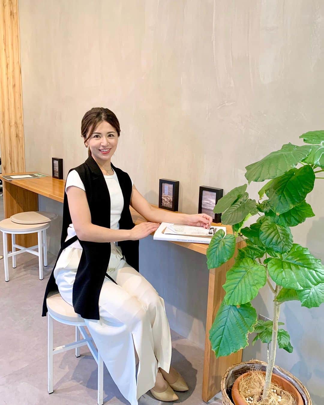吉村優のインスタグラム：「* ８月終わり、、 投稿しようと思いつつ寝落てました🌻 おはようございます🍂 * 今年も後４ヶ月だなんて早すぎる、、 昨日は色んな決心があった日、、 そして心に響くお言葉を沢山頂いた 感慨深い貴重な日でした🌻 * １日１日、今の時間を大切に 2023年素敵な思い出で振り返れるように マインドを切り替えて🙌 今日もお仕事行ってきま〜す * #abematv #announcer #anchor」