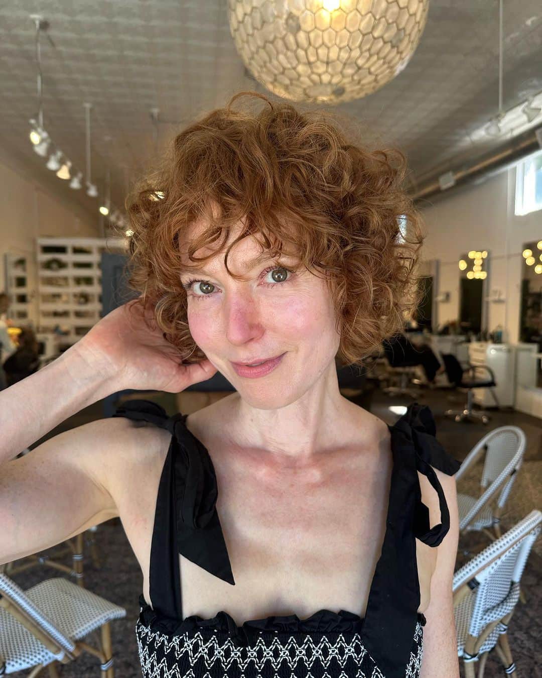 のインスタグラム：「did you know - the fact that i get my hairs cut at @dandelionnashville is one of the reasons @maskedsingerfox asked me to play Dandelion last season?? it’s true it’s true! when i posted about my last full cut (last fall!) - they found this and thought it would be a wonderful buried clue as to my identity. well - i just went back and got these curly locks lightly trimmed into my favorite cut in recent memory, thanks to @allyandersonstylist. i’m just loving this cut! (no one’s paying me to say any of this, as i think y’all know by now 🙃) i also have to say - there is no comparison to the thickness now vs a year ago, before i started using @zenagenhair. i don’t get paid to say that either, but i do have a discount code, and you can get 20% off with it: ALICIA20. instead of me getting any percentage of sales, we are donating 5% of all purchases made using that code to benefit breast cancer research and support 💪❤️」