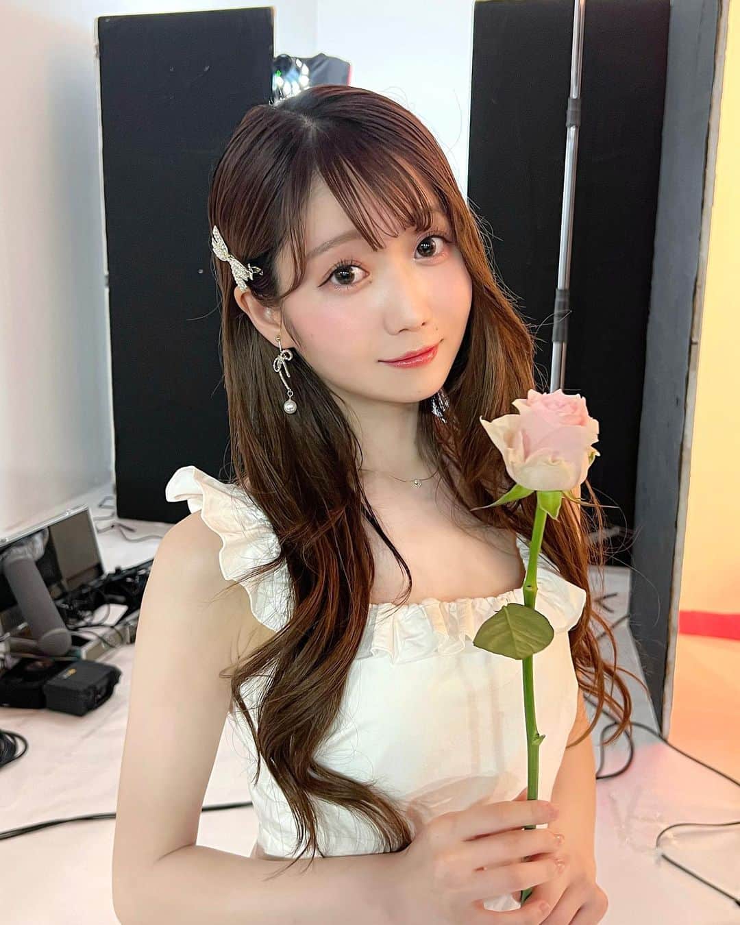 大谷映美里のインスタグラム：「melady発売日💐 プロデュースさせていただいたカラコンが 今日から発売になりました💖  1年以上前からカラコンのために動いていたので、 実はmelady付けてたんだよ〜っていう カラコン発表前に投稿していた画像も載せておきます👁️ (1〜3枚目ヒロインブラウン 4〜6枚目アイドルリング 7.8枚目ライアーピンク 9.10枚目レディブラック) ナツマトペのMVはアイドルリングだったよ🩵  WEB先行販売は3箱以上購入でノベルティキャンペーンもやっているのでぜひチェックしてみてね🎀  乱視用を作れたりカラバリを増やせたり、 なんてのも目標に私も頑張ります🫡💪🏻💕  これからmeladyをよろしくお願いします🌷✨#melady」
