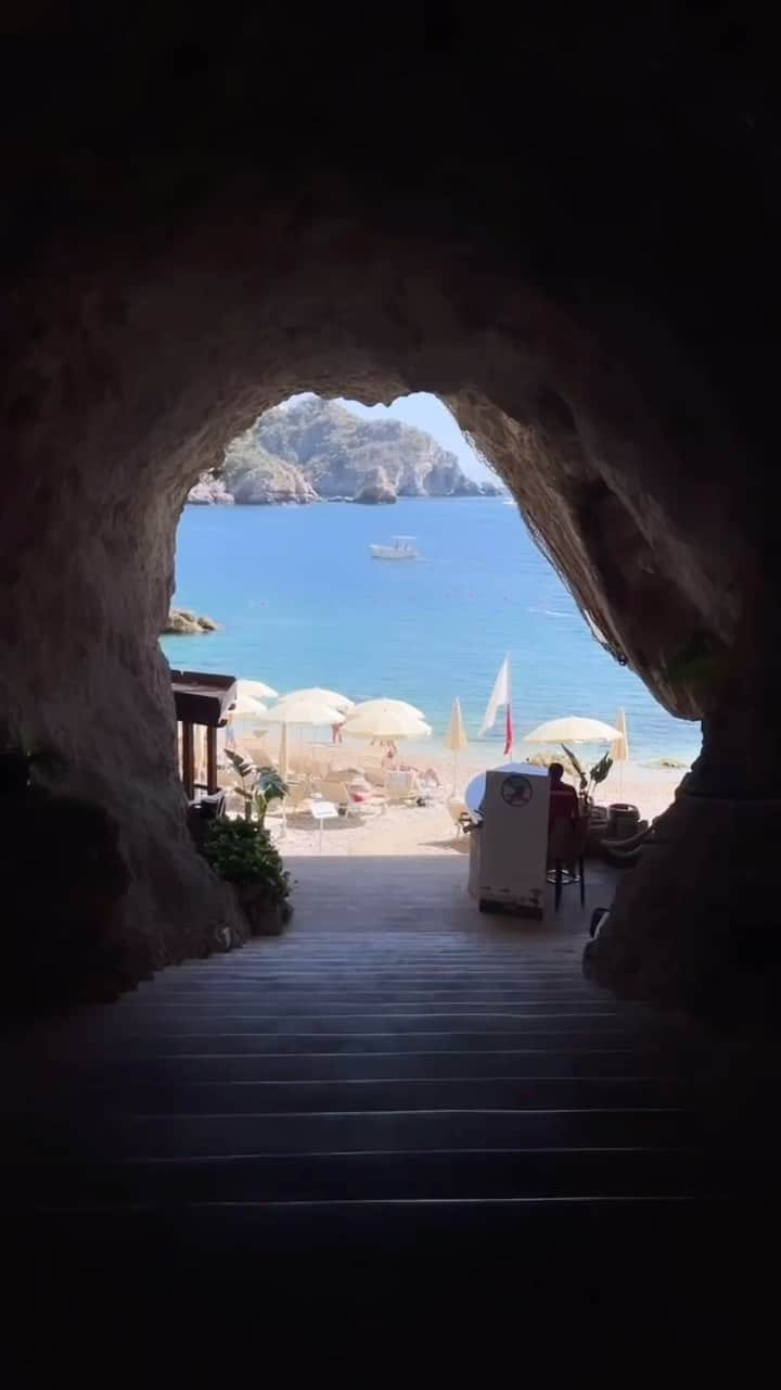 エリーローズのインスタグラム：「A dreamy Sicilian Summer at the dramatic hillside town Taormina 🌊🩵   青く煌めくイオニア海に面する街、タオルミーナ。リュック・ベッソン監督の映画『グラン・ブルー』の舞台で、海と町の美しさは言葉を失うほど。  ボートでイゾラ・ベッラ島を見渡しながら海沿いをクルーズ。チャーターは予定外だったけどイタリアまできたからにはもうとことん味わうしかない笑　 タオルミーナの青の洞窟(Grotta Azzura)も真っ青で神秘的🩵  イタリアの食と文化は私にすごく合ってるなと実感。夜風を浴びながら遅くまで賑わっている中心街を散歩してたらいきなりオペラのライブに遭遇したのもロマンチックだったな🫶🏻  全てが完璧すぎたシチリア😍」