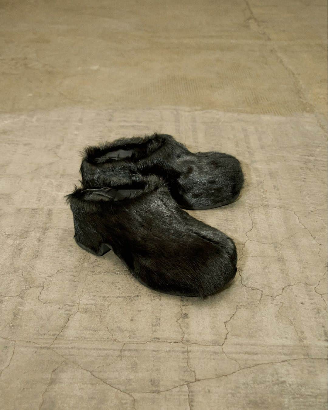 ドリス・ヴァン・ノッテンのインスタグラム：「AUTUMN WINTER 2023 MEN ACCESSORIES  Leather-trimmed calf hair clogs.  The collection is available in stores and on driesvannoten.com  #DriesVanNoten #DVNAW23」