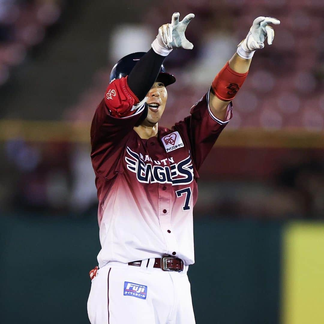 東北楽天ゴールデンイーグルスさんのインスタグラム写真 - (東北楽天ゴールデンイーグルスInstagram)「⚾️  ⚾️E 4-5 L⚾️  3点ビハインドの7回に浅村選手が23号2ラン💥💥 さらに繋ぐと鈴木大地選手が逆転の2点タイムリー2ベース‼️ しかし直後の8回に逆転され敗戦。6連勝とはならず。 先発の藤井選手は5回まで1失点の好投も6回に捕まる⚾️ 7回の内選手と9回の宋選手が1回無失点‼️ 鈴木翔天選手も2人を打ち取り役目を果たした👍🏼  #鷲が掴む #rakuteneagles  #鈴木大地 #浅村栄斗 #内星龍  #島内宏明 #マイケルフランコ #藤井聖 #村林一輝  #鈴木翔天 #宋家豪」8月31日 21時59分 - rakuten_eagles