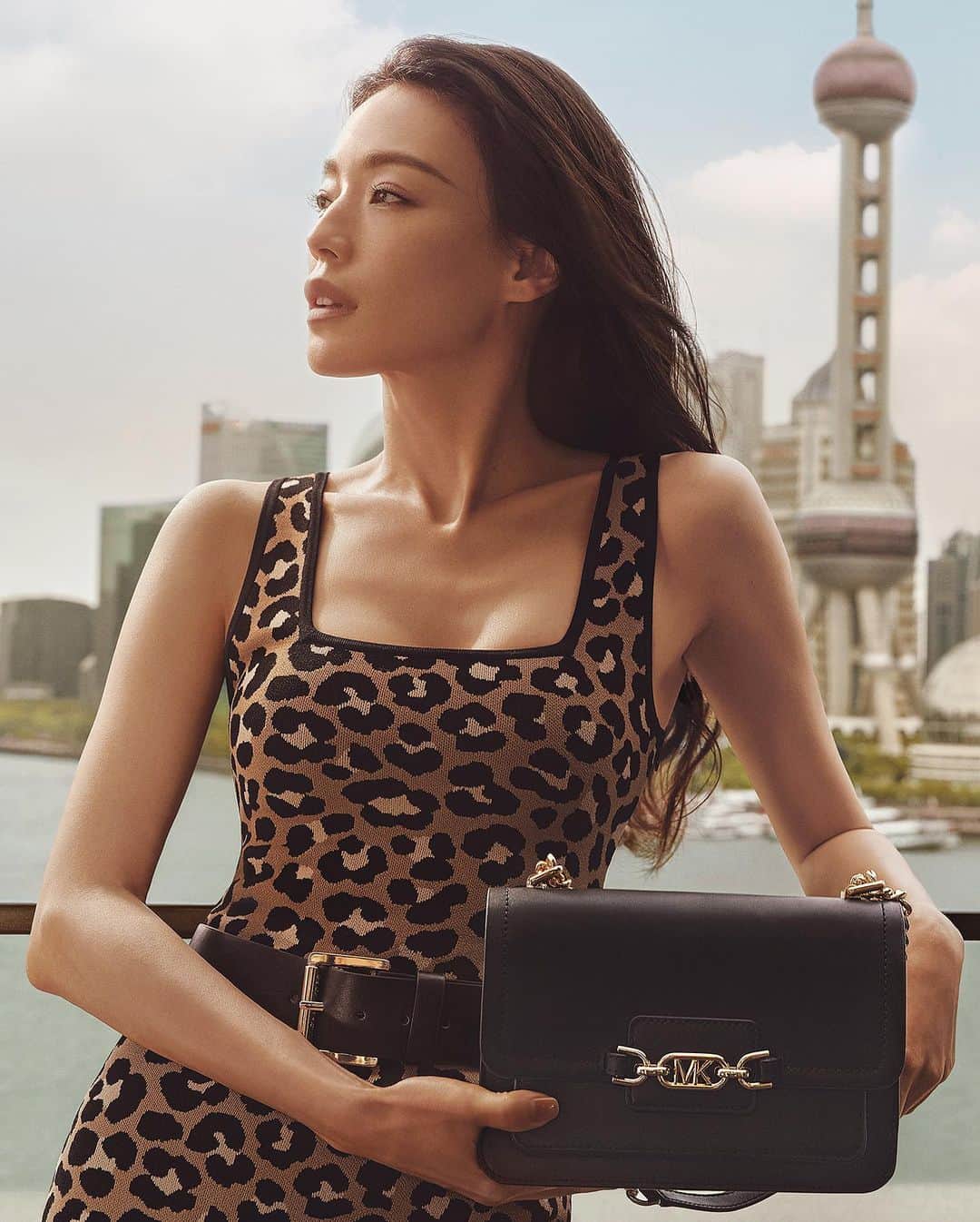 マイケルコースさんのインスタグラム写真 - (マイケルコースInstagram)「Photographed in Shanghai, actress and Global Brand Ambassador Shu Qi (@SQWhat) models our leopard midi dress and Heather bag for Fall 2023.  Photographed by @_NickYang3」8月31日 21時59分 - michaelkors