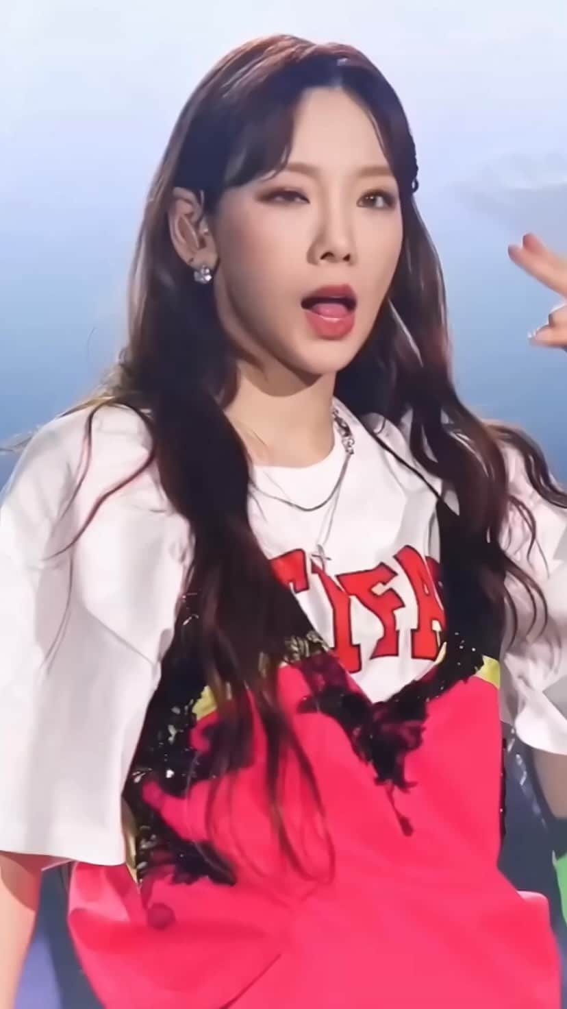 TAEYEONのインスタグラム：「This iconic 🚬🫀  @taeyeon_ss  #태연 #TAEYEON」
