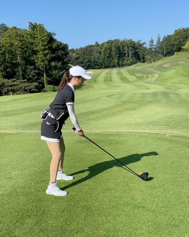 なみのインスタグラム：「いつの日かのショット⛳️  ウェアは @lazzy_japan  ロサンゼルス生まれのブランド✨ 日本でも販売を開始しました☺️ メンズ、レディース、キッズがあるよ✨ シューズ　@adidasgolf  靴紐がない斬新なデザインなのに、グリップ力はしっかりときてて、履きやすい☺️💕　 レギンス　@zerofit_official  @kobayshi43  日焼けしたくないから、日焼けしたら中々戻らない、、 だからいつもゼロフィットのレギンス履いてます☺️   少し涼しくなってきたね〜🥰 ゴルフにいい季節がやって来る🍁  #ゴルフ #ゴルフウェア #ゴルフ女子 #ゴルフ好き #ゴルフ大好き #ゴルフスイング #ゴルフバカ #ゴルフ好きと繋がりたい #ゴルフ仲間募集中 #ゴルフコーデ #ゴルフ初心者 #ゴルフ#ゴルフ場 #golf #golflover #japanesegirl #japan #골프 #골프여자 #골프스윙」