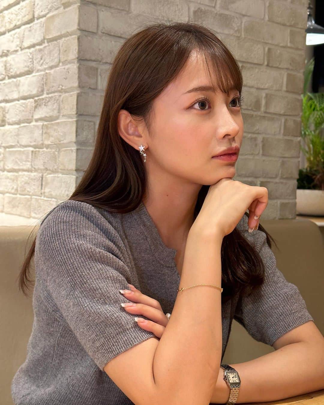 高木由梨奈のインスタグラム：「ゴルフの日差しでで大変なことになっていた肌荒れがだいぶ良くなってきた💭😌  おにゅーのピアスは @tao.collection.official のものです⭐️ 星が連なってるのかわいい🥰  #taocollection #シルバーアクセサリー」