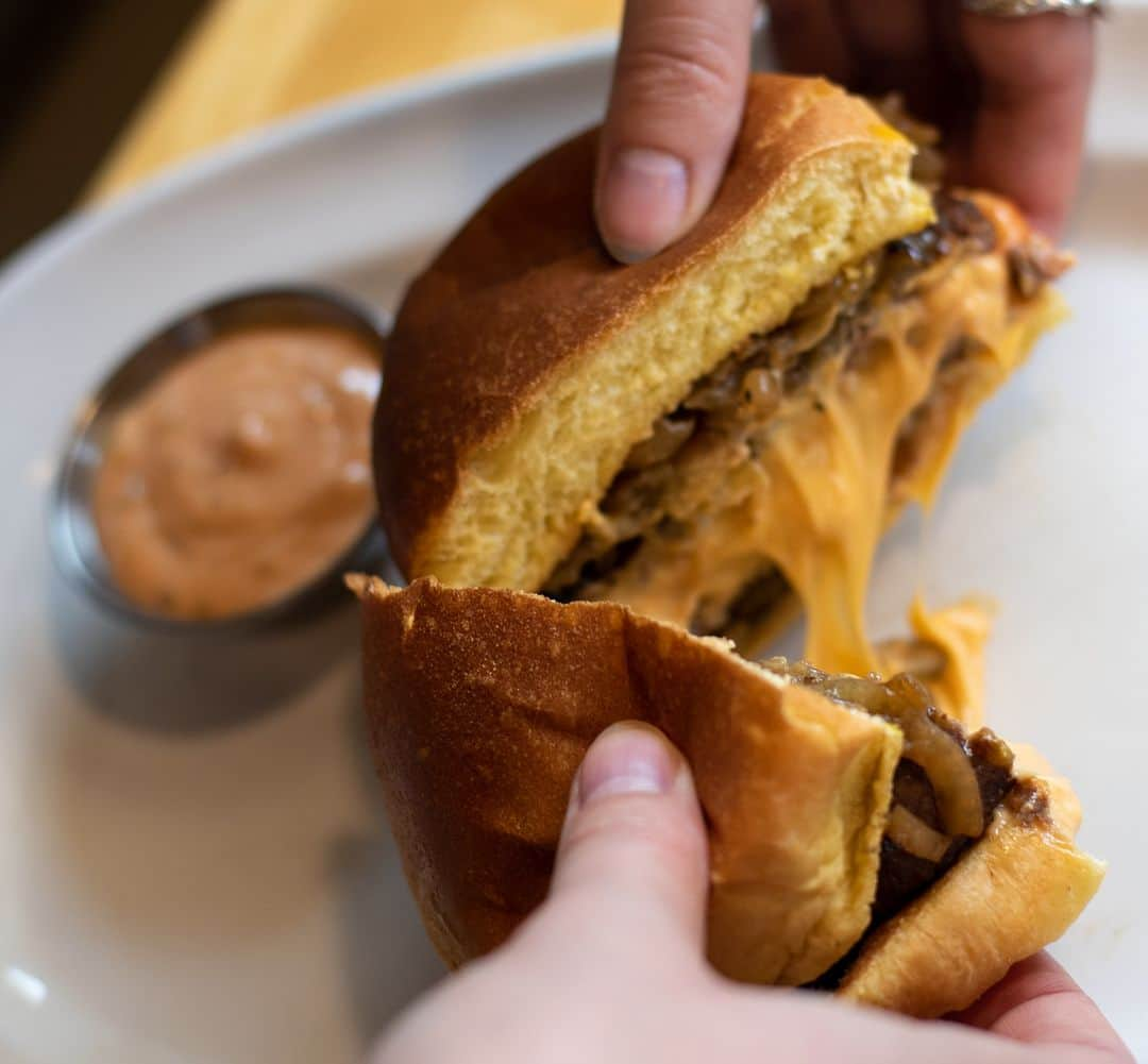 THE COUNTER JAPAN公式のインスタグラム：「チーズ好きにはたまらないっ🧀💕  とろ～り濃厚な味わいに感無量🥺  カスタムバーガーでは、色鮮やかでマイルドなチェダーはもちろん、モチモチとした感触のプロボローネや、とろっと柔らかなモッツアレラ、独特の風味がクセになるブルーチーズなど、10種類以上のチーズからお好みをチョイス💛 1枚プラス¥150(税別)で、チーズ追加も可能です✨  ぜひ、自分好みのハンバーガーをお楽しみ下さい🥰  （画像はイメージです） _/_/_/_/_/_/_/_/_/_/ ▼メニュー・店舗情報は公式HPをご利用くださいませ http://thecounterburger.jp/jp/   #thecounter #thecounterburger #ザカウンター #hamburgergourmet #hamburgerlover #burgertime #ハンバーガー部 #ハンバーガー屋 #ハンバーガー巡り #ハンバーガー女子 #ハンバーガーランチ #ハンバーガーショップ #ハンバーガー好きな人と繋がりたい #はんばーがー #🍔🍔🍔 #モッツァレラバー #チーズバーガー #チーズが好き #チーズ好き #チーズ好きと繋がりたい #チーズ好きにはたまらない #断面萌え #断面テロ #東京ミッドタウン六本木 #六本木グルメ #六本木ランチ #グルメ部 #グルメスタグラム #グルメ好きな人と繋がりたい #東京グルメ旅」