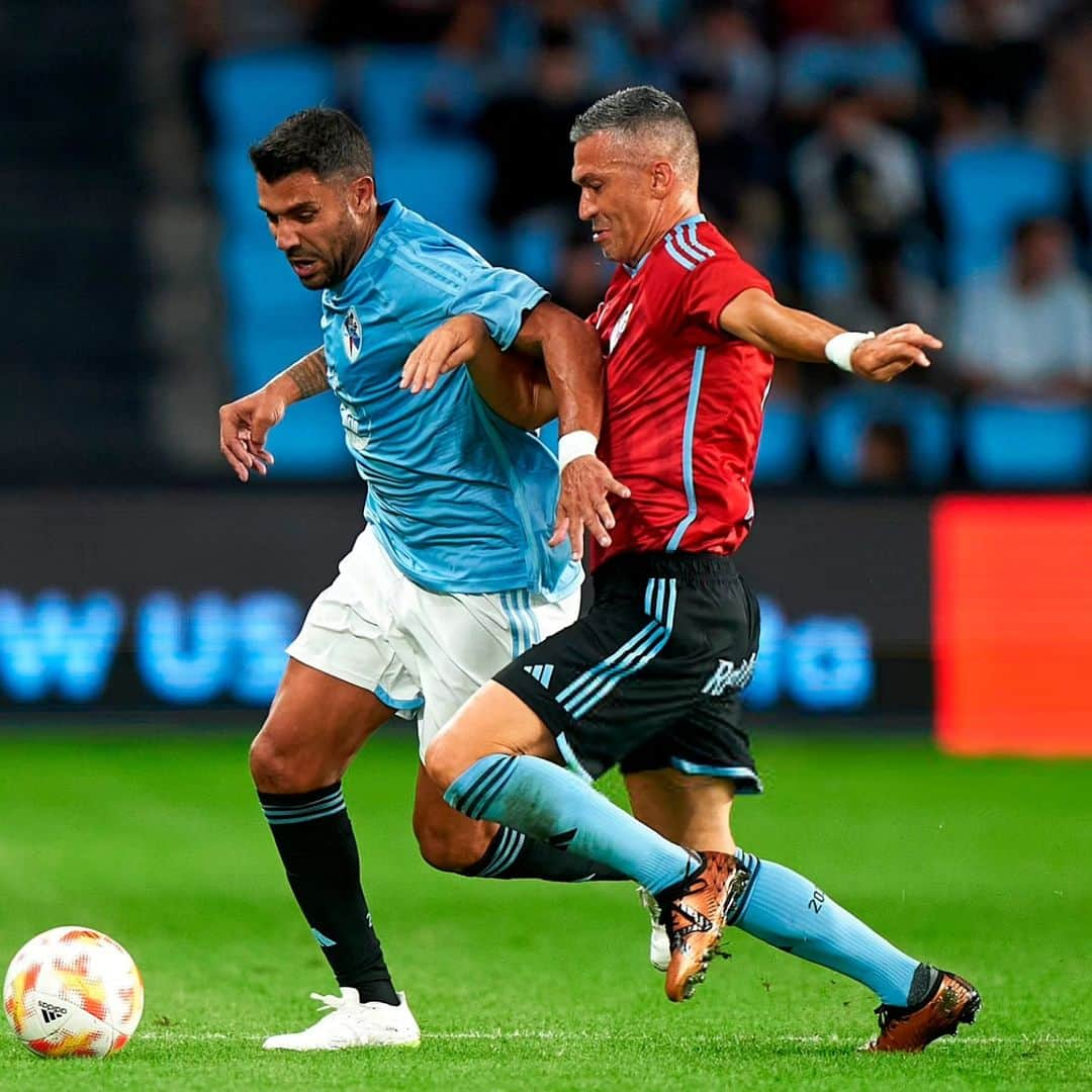 ルイス・ハビエル・ガルシア・サンスのインスタグラム：「Honored to be part of the 100th anniversary of RC Celta de Vigo, fantastic atmosphere and so many Legends on the field. Loved to be back on the pitch.  #morethanagame #Legends」