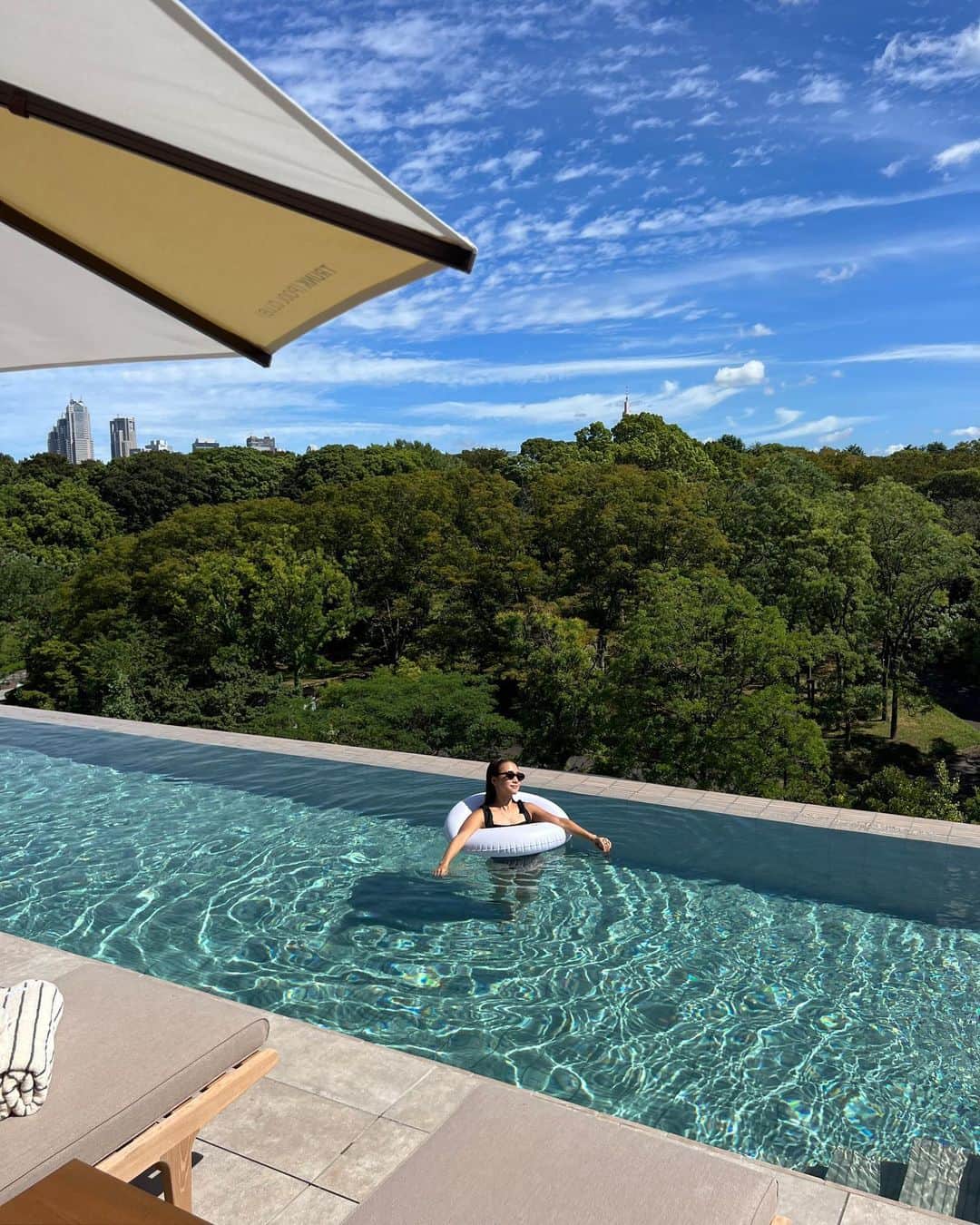 のインスタグラム：「oha pool👙☀️な本日  お天気最高、代々木公園をこんなに一望できるなんて〜♡  次はゆっくりステイしたいな☺️  今日で8月終わりじゃーん 早すぎて〜あっという間に年末だろうな🙂  とりあえずギリギリまで夏楽しむ！！🌻  #aoiphotodiary」