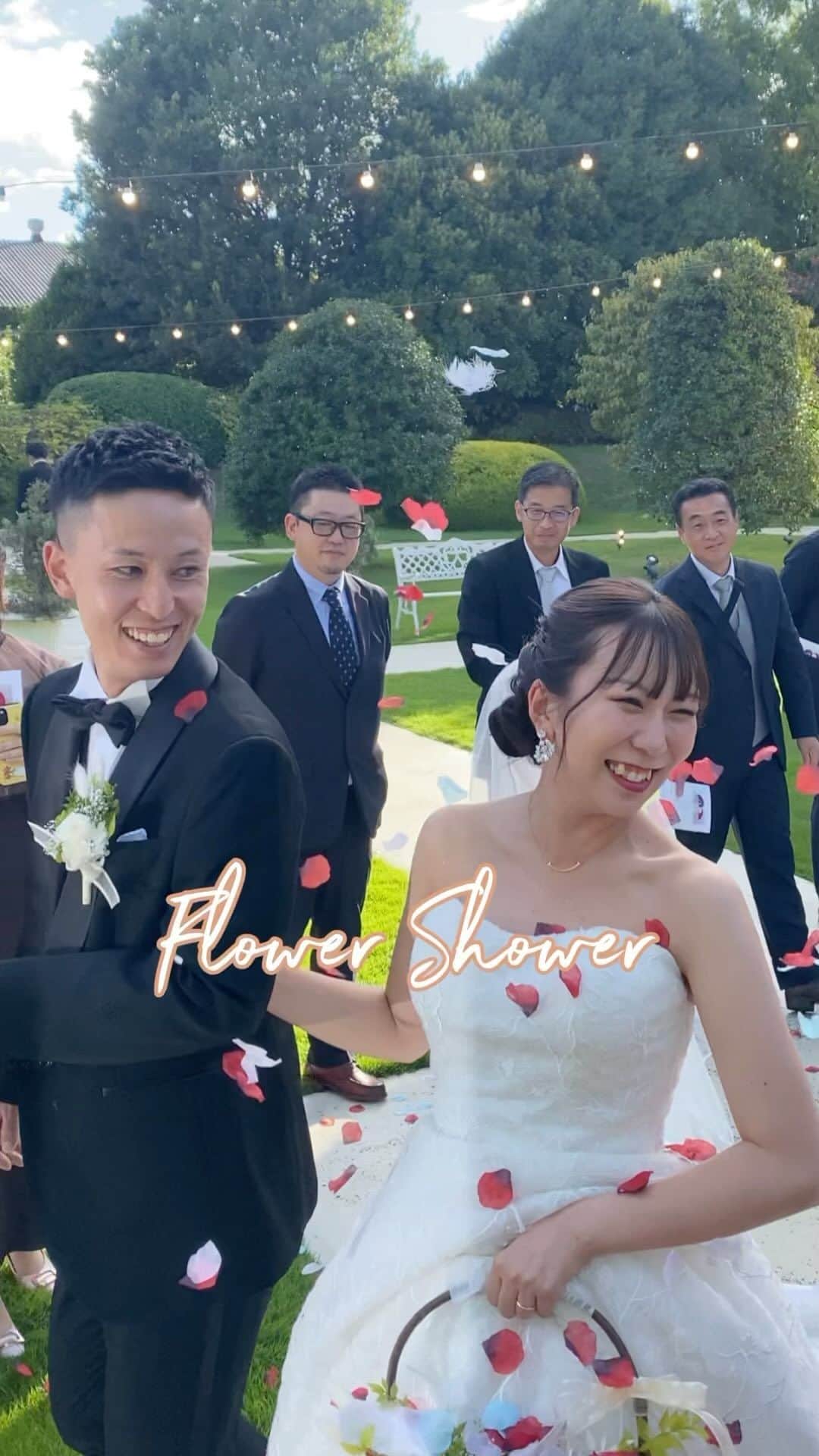 のインスタグラム：「#フラワーシャワー ⁡ 最高のロケーションで行う フラワーシャワー⸜🌷︎⸝‍ ⁡ 挙式の緊張から解放され おふたりとゲストに最高の笑顔が溢れる瞬間☺️⁡ ⁡ #結婚式 #披露宴 #水戸結婚式 #水戸結婚式場 #フェアブルーム水戸 #フェアブルーム水戸アメイジングステージ #結婚式アイデア #プレ花嫁 #プレ花嫁さんと繋がりたい #全国のプレ花嫁さんと繋がりたい #卒花嫁 #卒花嫁レポ #ウェディングドレス #ブライダルフェア #結婚式フォト #ブライダルフォト #ウェディングドレス #カラードレス #fiorebianca #フラワーシャワー #ガーデンウェディング  #ガーデンウエディング」