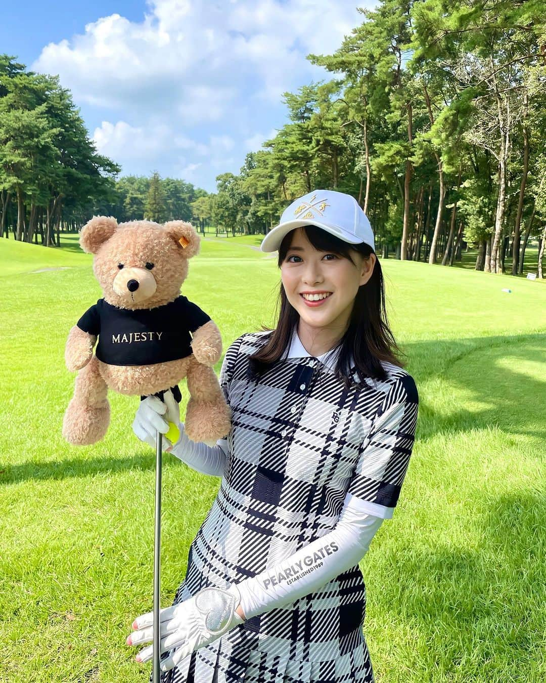 藤本真未のインスタグラム：「* 少し前のラウンドにて⛳️🏌️‍♀️(23回目) * 📍太平洋クラブ益子コース * 暑すぎて☀️溶けそうな1日でした🫠🫠🫠 が、とても楽しかった🤍 * もう少し練習して上手になりたいなあー！ スコアはsecond-worstだったので🤫 * #manamigolf #ゴルフ #golf  #ゴルフ女子 #ゴルフラウンド #ラウンド #太平洋クラブ市原コース #太平洋クラブ #市原コース #🏌️‍♀️ #⛳️ #ゴルフコーデ #ゴルフ好きな人と繋がりたい #シュタイフ コラボのヘッドカバー #Steiff」