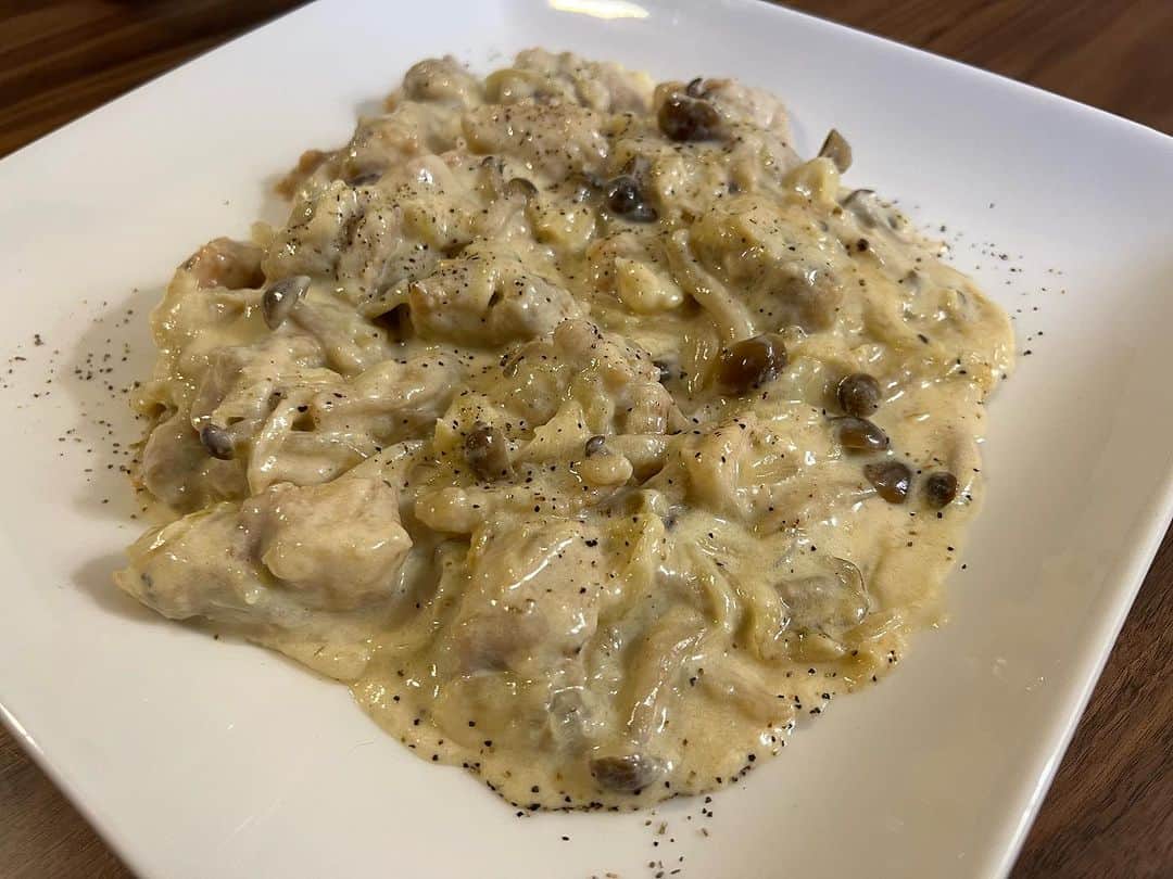 原田喧太のインスタグラム：「本日の喧太飯 #チキンとしめじのクリーム煮  酒飲みのオッチャンには #もろきゆー  #大根と胡瓜の唐辛子あえ  我が息子は #定食　で召し上がれ〜！ by 居酒屋はらだ」