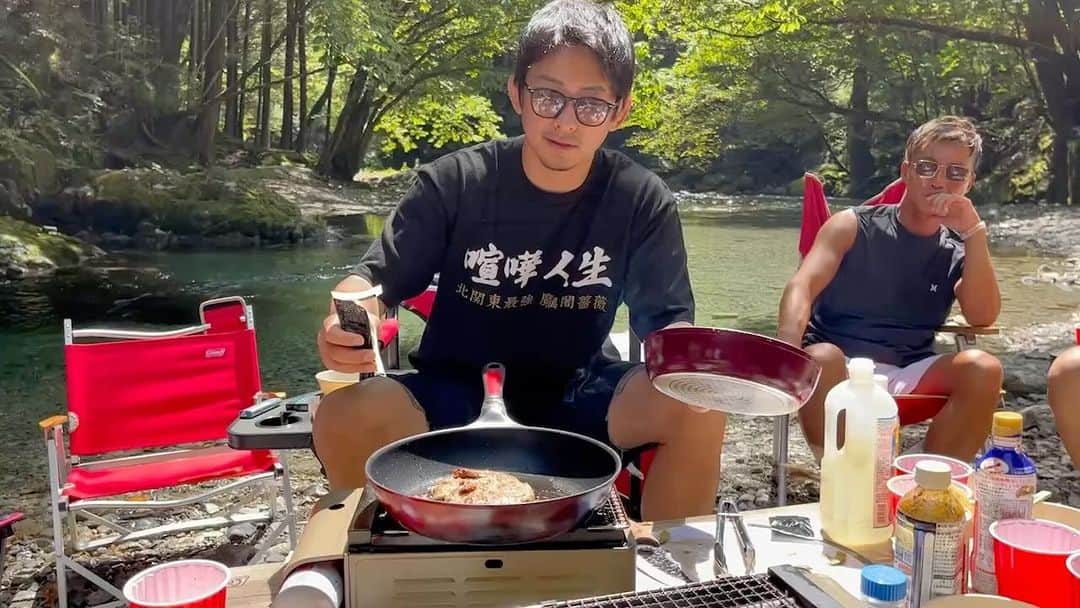 吉永啓之輔のインスタグラム：「カメラマンのレオ君あぶに🪰刺されながらも 動画を撮り続ける  最高かよ」