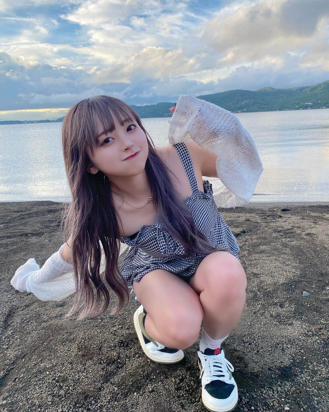 のインスタグラム：「夏終わるー? #OOTD #夏服 #湖」