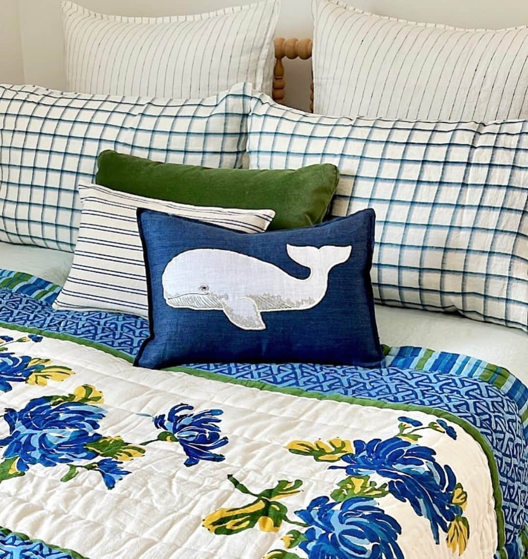 コーラル アンド タスクさんのインスタグラム写真 - (コーラル アンド タスクInstagram)「The most perfectly made bed for the end of summer ☀️ We love how our Brooklyn stockist @collyersmansion created bright bedding layers with our Whale Appliqué pillow. Find your local Coral & Tusk stockist on the Stockist Map on our website and shop local this Labor Day weekend! #coralandtusk #shopsmall #supportsmallbusiness #bedroomdecor」8月31日 22時00分 - coralandtusk