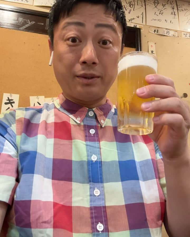 やのぱん（矢野ひろし）のインスタグラム：「はい、お疲れ様です！ 喉を潤してくれる、麦酒！！  つぶ貝とも、相性よろしい♪ コリコリっとした食感が、疲れと、 コリをほぐしてくれますねぇ*\(^o^)/*  はい、とっても気持ちいいんです！  #ビール　#お疲れさま　#やのぱん　#つぶ貝　#ひとり飲み　#立ち飲み　#瓶ビール」