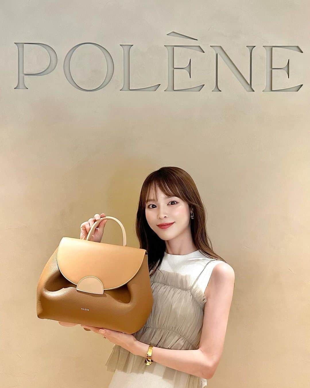 磯田 ひかる(Hikaru Isoda) のインスタグラム：「Polèneがついに、日本上陸🌸  9/1にオープン！パリ、ニューヨークに続いてアジア初出店が東京・表参道🥰  先月パリの店舗にも伺わせてもらったのですが、3店舗の中で一番大きなお店らしいです〜♡  広々とした空間で、バッグとジュエリーをゆっくり見ることができます✨  YouTubeもアップしたので是非見てみてね🫶  ------------------------------ picaru：162cm / 骨格ウェーブ 1st ブライトスプリング 2nd ブライトサマー  大人可愛いスタイルアップコーデ ヘアメイクを合わせた トータルスタイリングを提案🤍  不定期にストーリーで ファッションお悩み相談募集中🥰 ------------------------------  他の投稿を見る→【@picaruuu】  #polene #poleneparis #ポレーヌ」