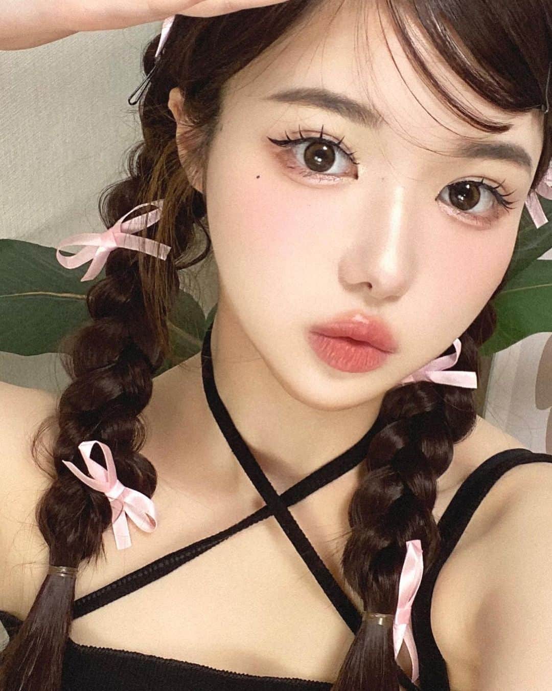 のインスタグラム：「まだまだ夏終わらないでほしいな〜〜🏝️  最近も変わらずダルバのサンクリームを使ってるよ☀️紫外線対策はもちろん、トーンアップ効果もあって綺麗なツヤ肌にしてくれるからだいすき☺︎近々毎日メイクもだすね☺︎  スプレーセラムはミストで簡単にケアできるから時短にもなるし、メイクの上からも使えて◎ ダブルモイスチャークリームは2種類のクリームがチューブで1度にでてきて弾力と保湿をケアしてくれるよ🫶🫶  セブチのHOSHIくんがモデルをしてるダルバはどれもヴィーガン認証アイテムで低刺激だからはじめてでも使いやすいよ☺︎☺︎  @dalba_japan   #pr #ダルバ #dalbawith #HOSHI #HOSHIおすすめ」
