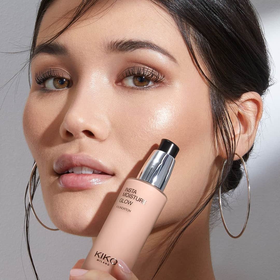 KIKO MILANOさんのインスタグラム写真 - (KIKO MILANOInstagram)「Introducing our NEW Instamoisture GLOW Foundation! 🤩⁣ 🌟Hydrating formula enriched with #hyaluronicacid and 30% recycled apple water⁣ 🌟 Super radiant finish⁣ 🌟 Lightweight and comfortable texture⁣ 🌟 Buildable coverage for a tailored result⁣  Experience visibly hydrated and #radiantskin just 1 hour after application! ⁣ Discover it now online and in #KIKOStores! ⁣ ⁣ #KIKOMilano #glowyskin #glowyfoundation #flawlessskin #newmakeup⁣ ⁣ Radiance Boost Face Serum - Instamoisture Glow Foundation - Radiance Boost Primer & Concealer Duo - Sculpting Touch Creamy Stick Contour - Glow Fusion Intense Powder Highlighter - Irresistible Total Look Face Powder Palette - 3D Hydra Lipgloss 02 - Eyebrow Multitasker 3-In-1 05 - New Glamour Multi Finish Eyeshadow Palette 02⁣」8月31日 22時02分 - kikomilano