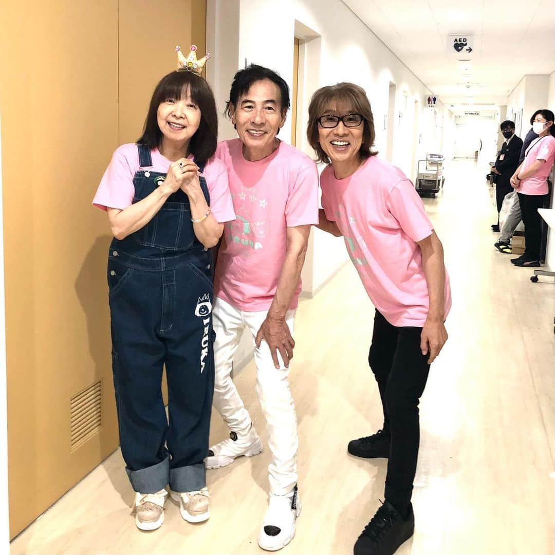 坂崎幸之助さんのインスタグラム写真 - (坂崎幸之助Instagram)「今日はイルカさんのライブにお呼ばれしました🤩 久しぶりに鈴木茂さんや阿佐ヶ谷姉妹さんともお会い出来て、最高🤣 イルカさんとはシュリークス時代の「あの曲」をデュエットして頂き、感激です🤭  あと、和幸の時のベーシストだったクリスとも久々の再会でした😂 クリス、あの頃よりちょっとスマートになって、日本語が上手くなったねぇ😁  お呼ばれライブは本家とはまた違う楽しみがあり、大好物です😁  #イルカwithfriends #イルカ #鈴木茂 #阿佐ヶ谷姉妹 #神部冬馬 #クリスシルバースタイン #市川市文化会館 #私は好奇心の強い女 #デュエット #ありがとうございました😭」8月31日 22時01分 - kohnosukesakazaki