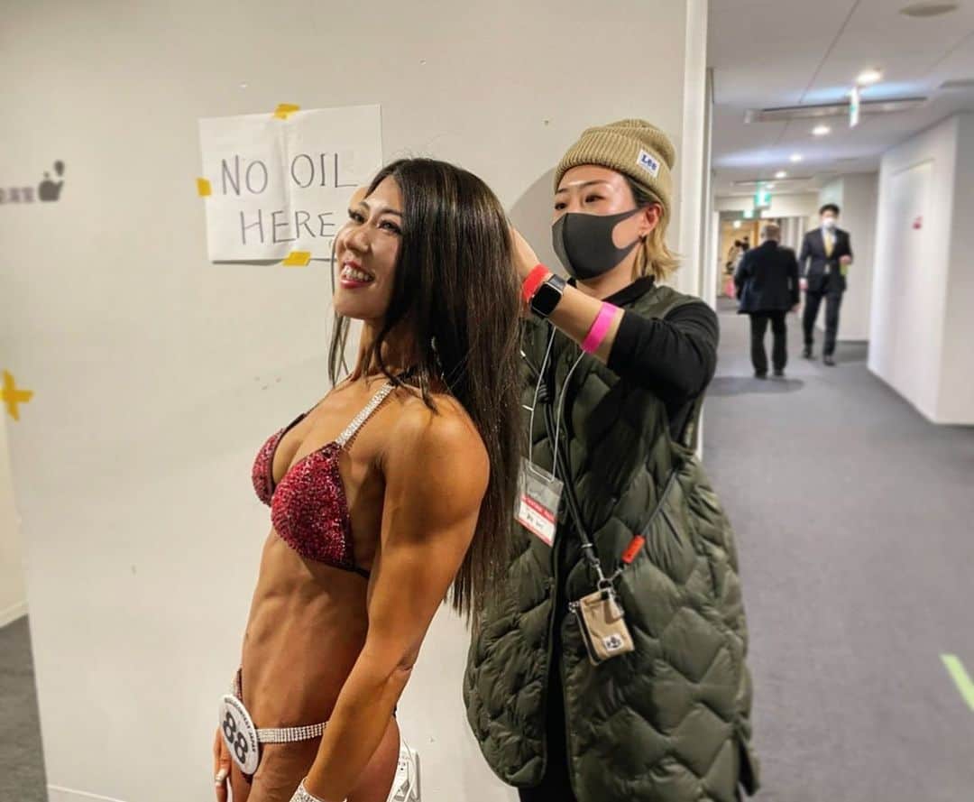 mizukiのインスタグラム：「いつもポンコツな私を 支えてくれる相方さんに 出番前ヘアアイロンを 当ててもらってるの図👼💞  ＋出番前とは思えない緊張感ゼロの ヘラヘラしたあたし。笑  YouTubeやデザインの仕事は いつも  @yukari_design__ （ぐっさん）に 丸投げ🫣🥹🙏✨  この日も初日から 何回も持ち物チェックしたのに アクセサリーをホテルに忘れて ぐっさんに取りに戻ってもらうという ポンコツぶり😇😇  多分ポンコツ具合は 治らなさそうやから（治せw） 結果で返せるように 頑張ります🥹🫶💞 相方さんいつもありがとう😚💋  #相方さん #ぐっさん #いつもありがとう」