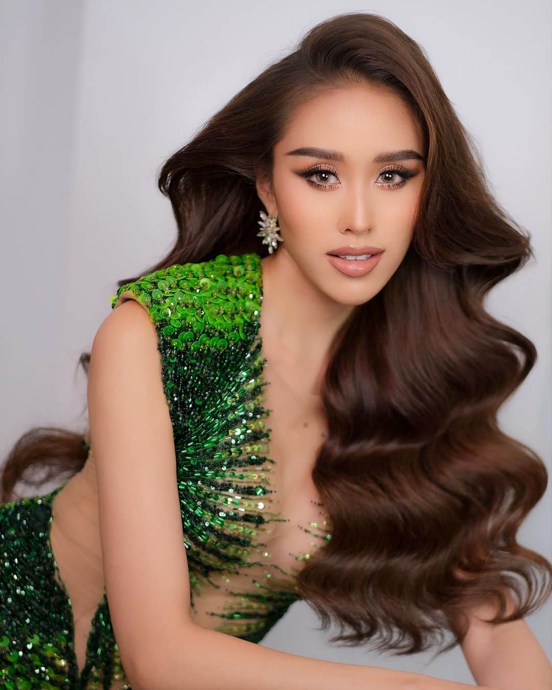 のインスタグラム：「@jedimakeup1 X @missgrandjapan Miss Grand Japan 2023 @_____yayoi_____  @supermamaeriko   Dress @gl_garlatedesign  ติดต่อสำรองคิว ได้ที่ Line @ : flukeke  #ช่างแต่งหน้าเจ้าสาว  #ช่างแต่งหน้าเจ้าสาวเชียงใหม่  #ช่างแต่งหน้าเจ้าสาวกรุงเทพ  #ช่างแต่งหน้าเจ้าสาวกทม  #ช่างแต่งหน้ากรุงเทพ  #ช่างแต่งหน้าเชียงใหม่  #ช่างแต่งหน้าทำผม #ช่างแต่งหน้าทำผมเจ้าสาว #แต่งหน้าเจ้าสาว  #แต่งหน้าเจ้าสาวสวยหวาน #แต่งหน้ารับปริญญา #แต่งหน้าออกงาน  #ช่างแต่งหน้า #เจ้าสาว #ชุดแต่งงาน #indonesiamakeupartist #indonesiamakeup #vietnammakeup #vietnam  #bride #bridemakeup #makeup #ทำผมเจ้าสาว #เจ้าสาวพิธีเช้า #เจ้าสาวงานเช้า #เจ้าสาวงานเย็น #jedimakeup」