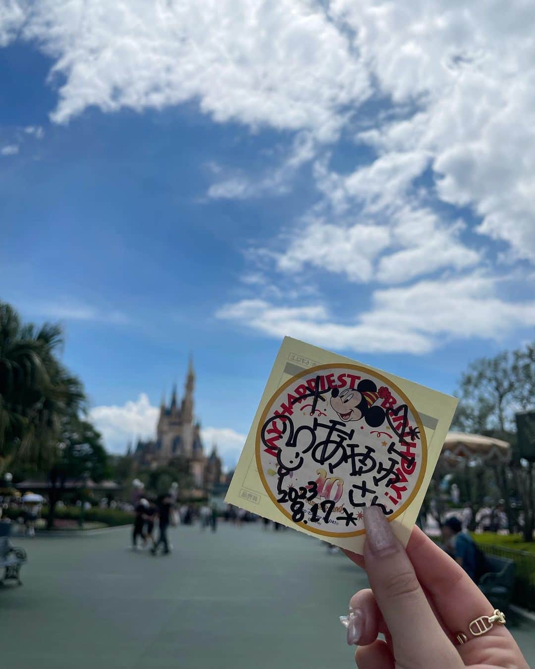 のインスタグラム：「・ バースデーシール可愛い🏰💭  #disney #tokyodisneyland  #tokyodisneyresort #太田姉妹」