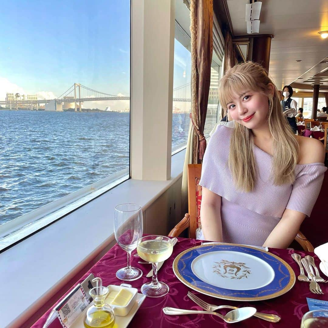 加藤愛梨さんのインスタグラム写真 - (加藤愛梨Instagram)「🛳*:..｡💐♡  8月の素敵で幸せな一日 外に出て一生懸命頑張った8月 びっくりするほど泣いちゃうくらい辛かった8月 大好きなおじいちゃんおばあちゃんの元に帰れた8月 最近はツいてないことばかり  と言うともっとツキが回って来なそうなので わたしはラッキーガール🌟🪽  東京湾は毎秒新しい表情を見せてくれた 綺麗な青い空と夕焼けが一望できるサンセットクルーズ☀️ お料理は本格的な極上フレンチで どれも頬が落ちるほど美味しかった☺️ 美味すぎて外眺めるのを忘れてしまうほど💦  夜景が一望できるディナークルーズにもいつかまた🏙   #東京湾  #シンフォニークルーズ #クルーズ  #HB」8月31日 22時04分 - l_ovepear