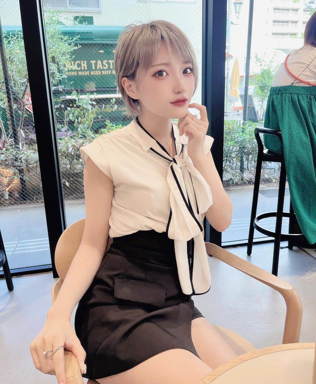 東條ゆりあのインスタグラム：「ストレートも好き、、、？  みんな巻き髪の方が好きなイメージあるしゆりあも巻き髪のが好きなんけどみんなはどっち派？？？」