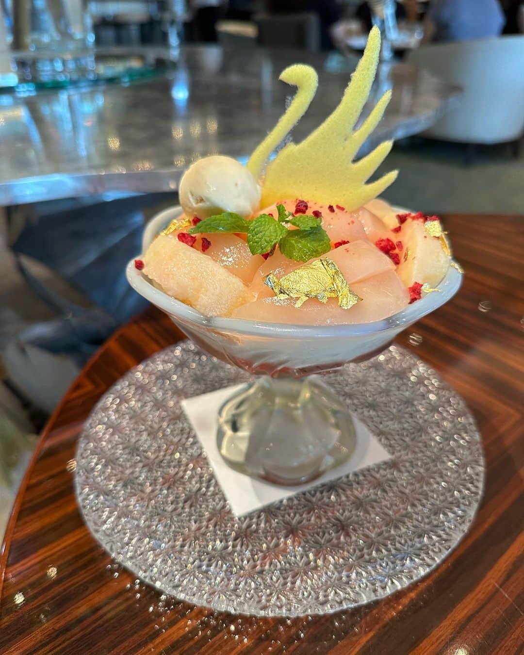 香川絵馬のインスタグラム：「桃パフェ界の中で、一番好きなのは パレスホテルの桃のパフェ。  @palacehoteltokyo   「上に載せるのは、シンプルな バニラアイスじゃなくて レモン風味を加えたバニラアイスにしましょう。」  って提案した人に拍手を送りたい。  「おまえ！これは桃パフェだぞ！」 と言われるのを承知で  「僕は…クランベリーを合わせたいです。」 って言ったパティシエに お歳暮を送りたい🥹  「中に、チーズ味のカリカリを入れると アクセントになると思うんです。」  って言ったパティシエールのご両親に  ありがとうの気持ちを込めて 花束を贈りたい。 （あのカリカリがとっても好きなんです）  今年は、やる事がたくさんあって 食べに行けなかったな  どこのお店も、桃は終わってるから。  と諦めていたので  食べに行けてほんとうに嬉しかった！  余談ですが  パフェは 日本で作られた言葉で 元々はフランス語のパルフェ。  完全なという意味があり 完全なデザートという意味に。  そして、英語に訳すとパーフェクト なんですって。  レモン風味のバニラアイス、 クランベリー、チーズのカリカリのバランス、まさにパーフェクト💯  ※パフェに詳しくなれる私のインスタインスタグラム💪」