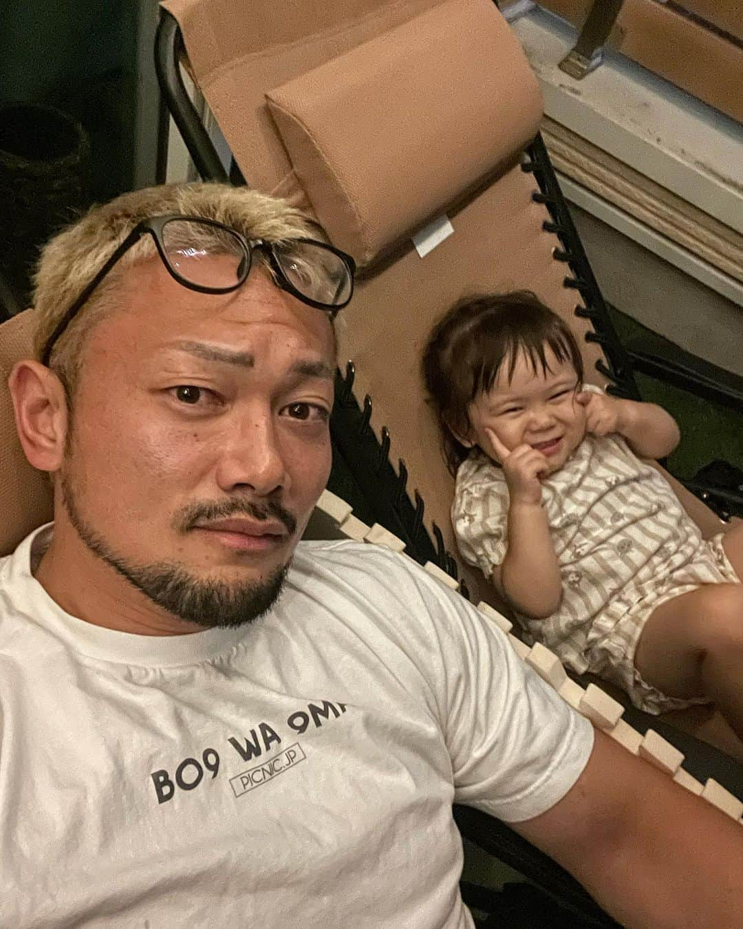 愛鷹亮さんのインスタグラム写真 - (愛鷹亮Instagram)「chill time🏝️  Spending chilltime with my daughter.  めちゃくちゃ秋‼️ もう夜風最高ですね。  #chill #chilltime #relax #time #秋 #夜風 #娘 #父と娘」8月31日 22時05分 - aitakariki.g