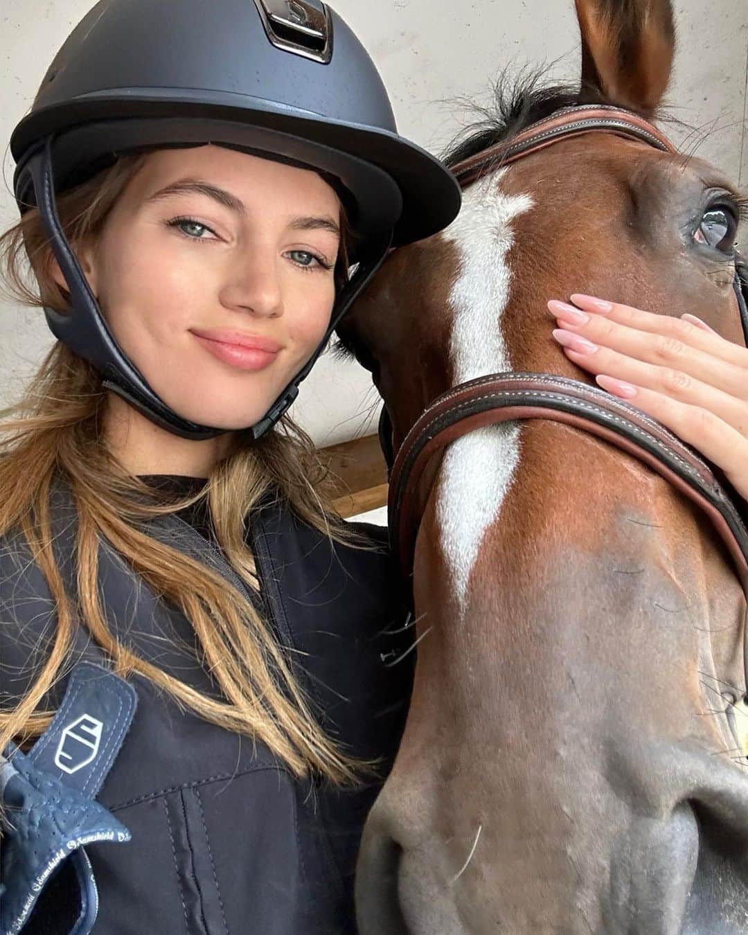 ヴァレリー・カウフマンのインスタグラム：「Last summer days 🐎 ❤️🌧️」
