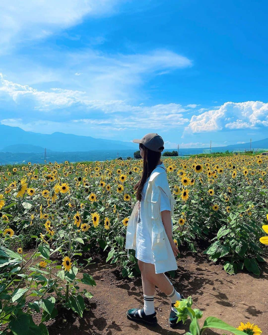 山岸理子さんのインスタグラム写真 - (山岸理子Instagram)「* 🏖☀️…💭   ⁡ つばきと過ごす夏、楽しかったなぁ🫶🌻 ⁡ ⁡ #tsubaki_factory #山岸理子 #つばきと過ごす最後の夏 #楽しかったよ #ありがとう」8月31日 22時17分 - riko_yamagishi.official