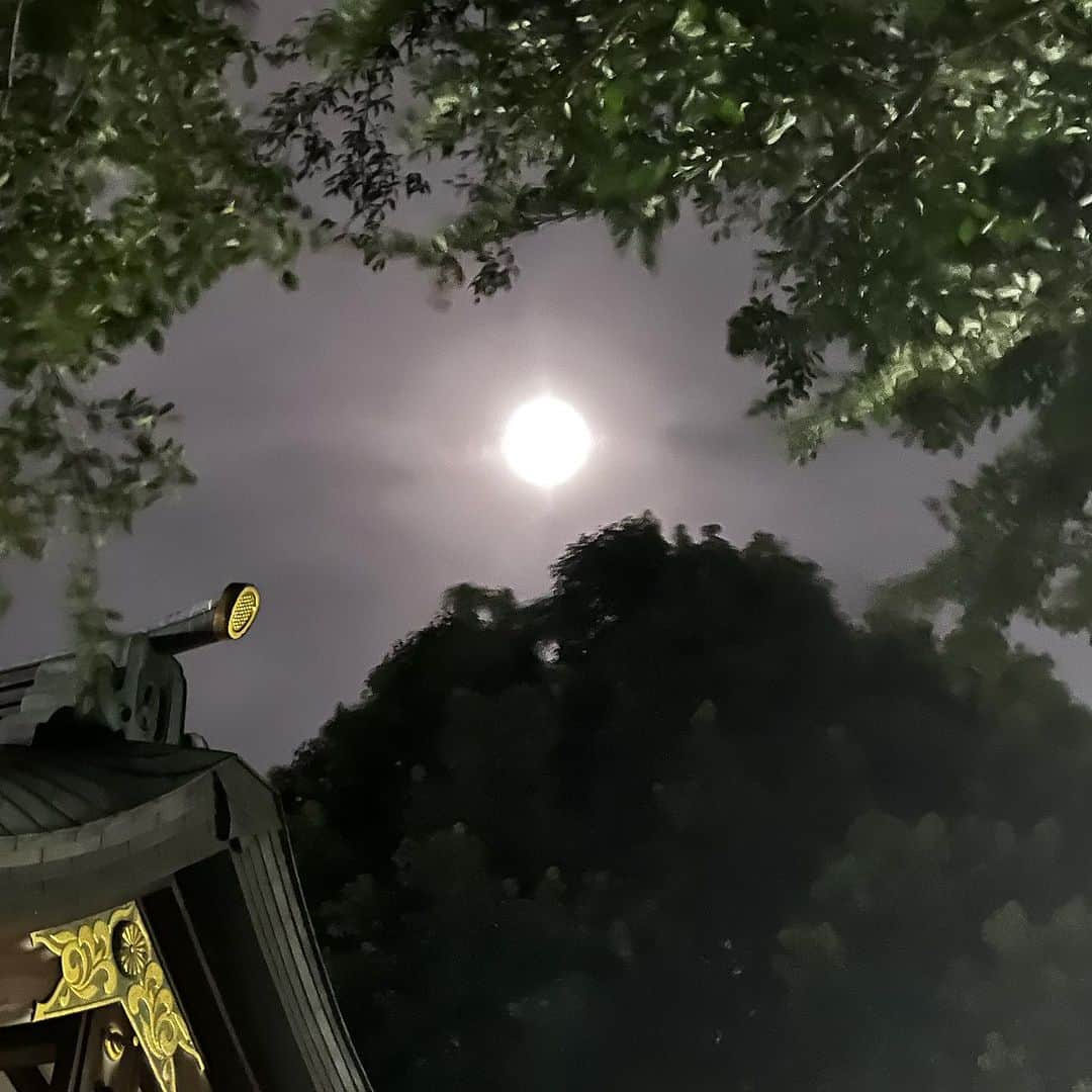 柿崎洋一郎のインスタグラム：「スーパーブルームーン あいにくの曇り空ですが おぼろ月夜も良い感じ」