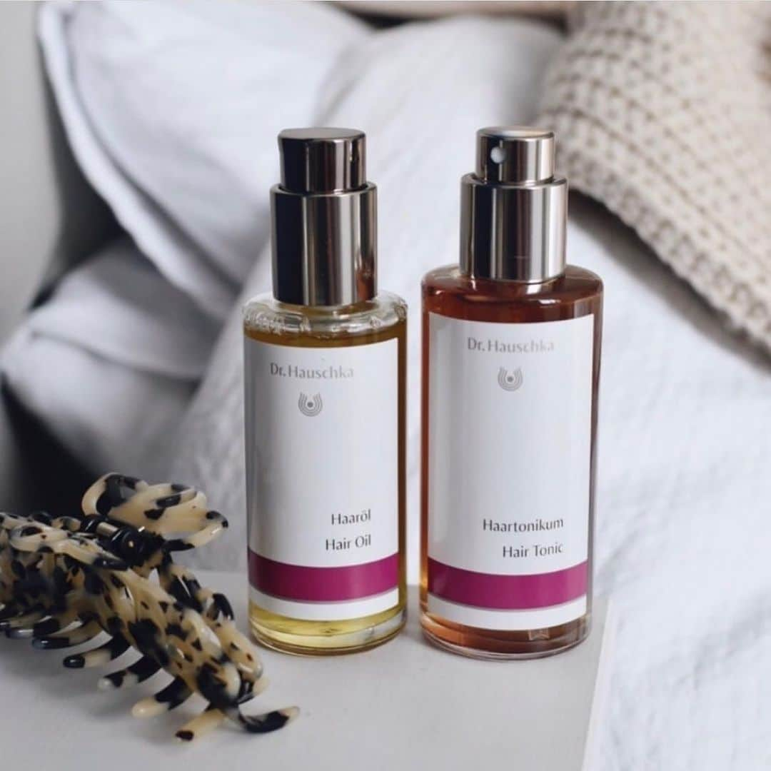 Dr. Hauschka Japan ドクターハウシュカさんのインスタグラム写真 - (Dr. Hauschka Japan ドクターハウシュカInstagram)「残暑のヘアケア⁠  日焼けやエアコンによる乾燥など、知らず知らずのうちにダメージやストレスを蓄積しています。⁠  シリコンフリー＆１００％ナチュラルである⁠ Dr.ハウシュカのヘアオイルとヘアトニックは頭皮のバランス（油分と水分）を整えてゆきます。⁠  キープランツは「村の薬局」ともいわれるニーム。アユールヴェーダにも古くから重宝されてきたハーブです。マッサージにより、地肌の乾燥による赤み、かゆみ、フケなどのトラブルを防ぎ、健やかな頭皮環境を保ちます。⁠ヘアオイルは頭皮クレンズにも◎⁠  #drhauschka  #drハウシュカ#ドクターハウシュカ　#ナチュラルコスメ#オーガニックコスメ#スキンケア#ヘアケア　#ヘアオイル#オーガニックヘアケア#保湿#ホリスティック#ニーム#海外コスメ#ハーブ#100％ナチュラル#ノンシリコン#ノンケミカル #自然派#ヘアオイル#天然香料#頭皮ケア #乾燥対策#ナチュラルヘアケア # 頭皮クレンジング#ニーム#自然派#ボディオイル#オーガニックコスメ好きな人と繋がりたい#トリートメント#頭皮クレンズ」8月31日 22時11分 - drhauschkajapan