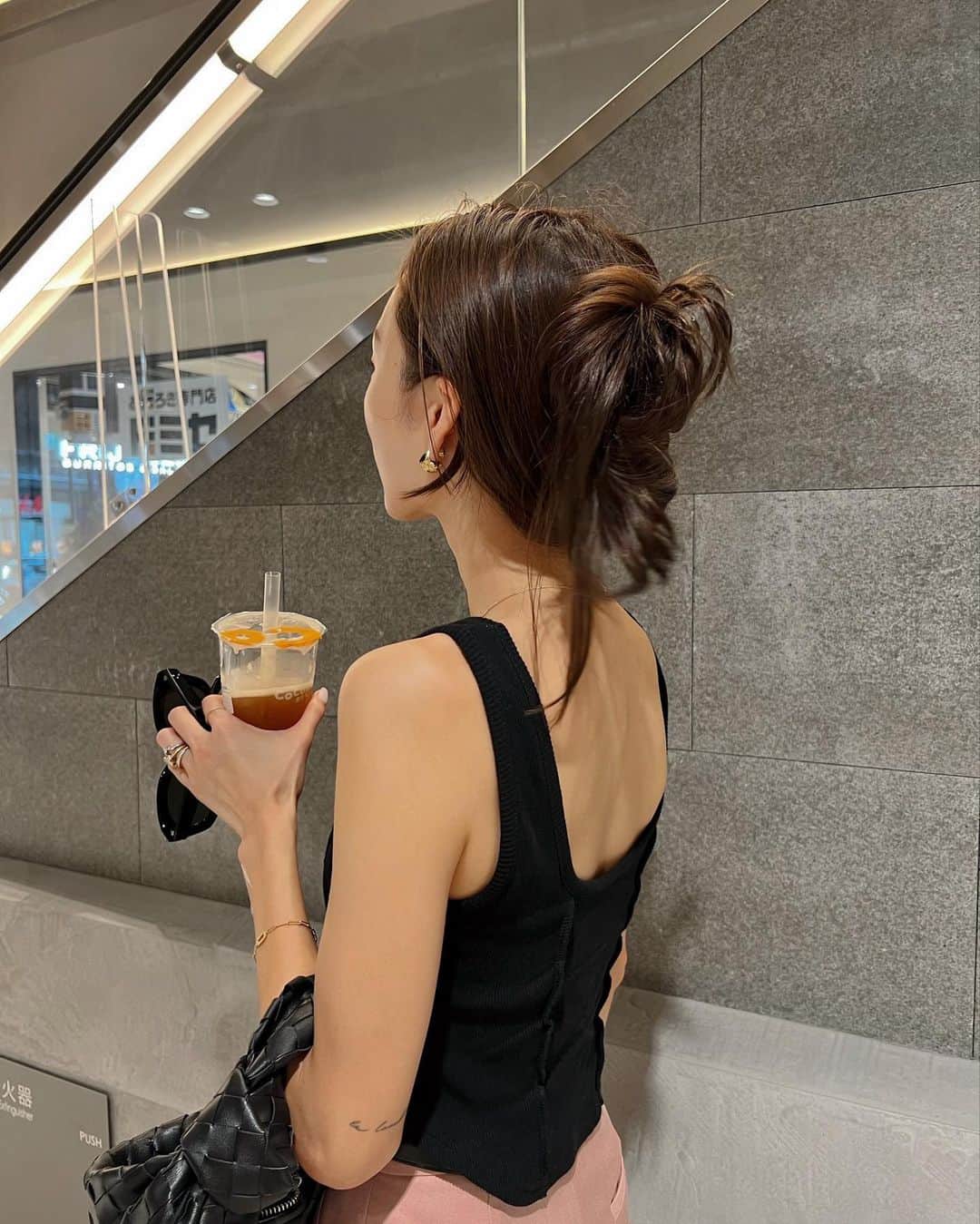 のインスタグラム：「最近は 目元はシャドウと目尻ライナーのみだけメイクにハマっています✨  うっすーw🤣 けどその方が優しく見えるので割と友人からは好評ですw  #outfit #ootd #coordinate  #fashion #searoomlynn #ambient #prada」