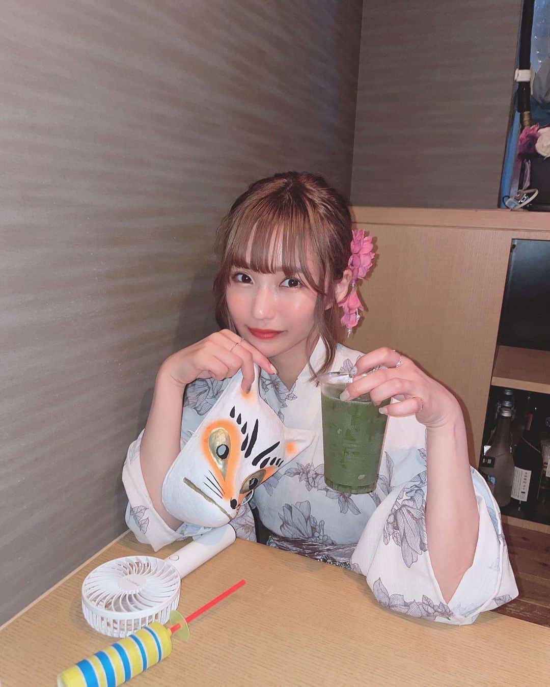 小林智絵のインスタグラム：「. . . . . . 夏の思い出〜🍧💕 . . 地元のお祭りに行きました^ ^ . . 浴衣似合う🥹?? . . . 珍しくベロベロな私です🥴🍺笑 . . . . . #浴衣 #浴衣ヘアアレンジ #浴衣ヘア #浴衣女子 #浴衣コーデ #浴衣デート #浴衣アレンジ #夏 #夏コーデ #夏休みの思い出 #夏の思い出 #ボブ #ボブアレンジ #ボブヘアアレンジ #イエベ秋 #イエベ秋メイク #イエベ #イエベメイク #年齢逆行アイドル」