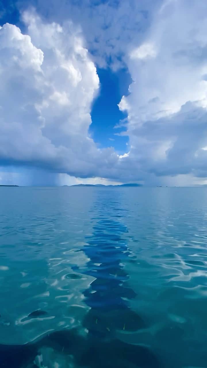 のインスタグラム：「小浜島・はいむるぶしから癒しの風景をお届けします。 夏の青空に上昇する入道雲… 夏空の下ではスコールが激しく降り、島に恵みを与えています。 #沖縄 #八重山諸島 #離島 #夏 #空 #海 #スコール #景色 #クルージング #旅行 #小浜島 #リゾート #ホテル #はいむるぶし  #japan #okinawa #island #summer #vacation #blue #sky #cumulonimbus #squall #sea #cruising #travel #kohamajima #resort #hotel #haimurubushi」