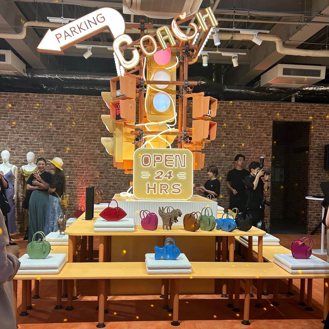のインスタグラム：「本日よりオープンしたコーチのポップアップショップに、一足お先にお邪魔してきました🗽  フォトジェニックな店内には、きらめくミラーメタリックやヘアカーフを使用したバッグに加え、ミューズ世代にもぴったりなお洋服がぎゅっ！とたくさん展開されています。 個人的推しは、アイコンのレキシーバッグ🦖持っているだけで気分が上がりそう🩵  期間中の各土曜には、自分らしさを表現するダンスパフォーマンスが2Fのダンススタジオで披露されるなど、ショッピングのみならず、新たなコミュニティの場になりそうな予感🪩🕺  📎Wear Your Shine ポップアップストア 住所：東京都渋谷区神宮前 4-25-12 MICO 神宮前 1-A 期間：～9/24（日） 営：11:00～20:00  #コーチ #coach #コーチシャイン #WearYourShine #Coachlapan #CoachNY #CouragetobeReal #ミューズ編集S」