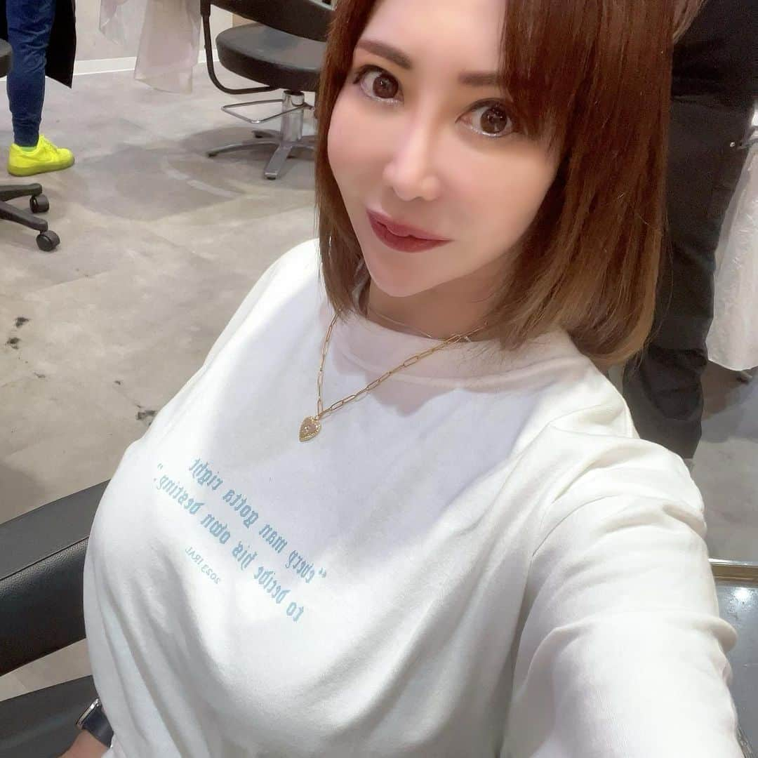 沢田麗奈のインスタグラム：「ー お久しぶりで ございます。  髪をカットしました💇‍♀️  いろいろ運気を変えたくて…  もうすぐ、 母親の入院と 手術…闘病生活が始まります。 父親が亡くなって、すぐ、 母の癌が見つかりました。  ひとりっ子の 私は、バタバタバタバタ…  髪を、ばっさり切ったので…運気上げて頑張ります。 応援ヨロシクお願いします。  @koyanagi0123  いつも、満席の中、ありがとうございます♡ 今の髪の毛には大満足してます♡ 元々、ボブ好きで💇‍♀️  ー #ヘアカット #ボブ #運気アップ  @koyanagi0123  @haircarry  @iral_official   #感謝 #アラフィフ #シングルマザー #海外生活準備  #followmeplease」