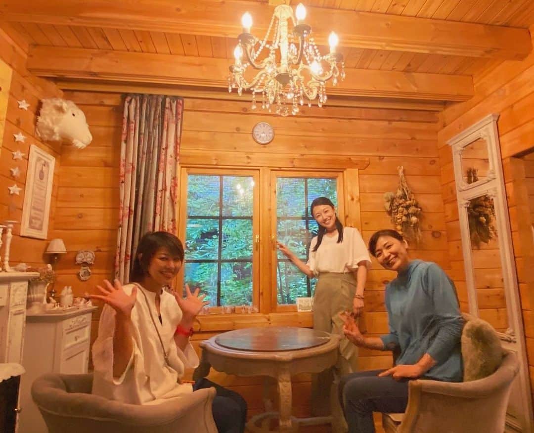 早瀬英里奈のインスタグラム：「✰素敵HOUSE✰  ８月の最終日にこの夏の思い出を✮  今年の夏は  画家で美術教師の“みさ”さんと“赤プル”ちゃんと一緒に 山梨へお引越しされた仲良しご夫妻のお宅へ伺いました𖤣𖥧𖥣𖡡𖥧𖤣  この写真と動画は全てスタジオやモデルルームではなく 仲良しご夫妻の素敵過ぎるご自宅です˖°⌖꙳  皆さんにワクワクが伝えたくて 沢山写真を撮らせて頂いたので是非ご覧下さい✵✵✵  続く…  #山梨 #仲良し #ご夫妻 #素敵 #house   #早瀬英里奈 #erinahayase #erina」