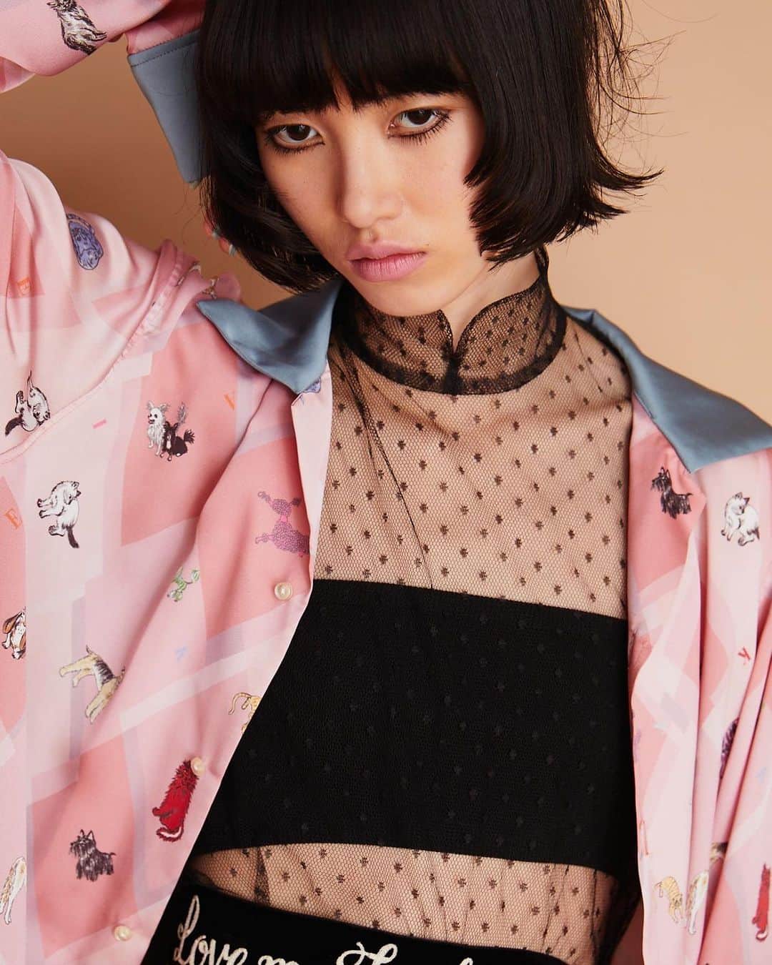 のインスタグラム：「🐩 .  《 KEITAMARUYAMA 2023 Autumn & Winter Collection 》  「Love Me Tender」  「やさしく愛して」という意味を持つこの言葉、 多くの人は、エルビス・プレスリーの曲を思い浮かべるでしょう。  まさに、その曲からインスパイアされたコレクション。  ロカビリーやR＆Bを愛するTEDDY BOYのスタイルをベースに、 レディライクとハンサムウーマンの2つのテイストを軸に1950年代の気分で構成されています。  #keitamaruyama  #2023AW #lovemetender」