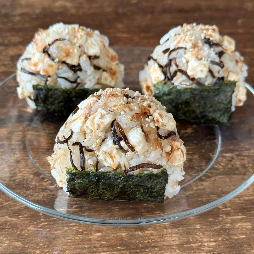 Tesshiのインスタグラム：「塩昆布とおかかクリチでおにぎり Onigiri with salted Kombu, Katsuobushi and cream cheese #ごちそうおにぎり #yummy #homemade #healthy #rice #onigiri #riceball #creamcheese #おいしい #おにぎり #おむすび #クリームチーズ #おかか #塩昆布 #マカロニメイト #フーディーテーブル #手作り  クリームチーズ＋鰹節＋しょうゆ Cream cheese with Katsuobushi and soy sauce  #醤油 @tsubotatsuno #お米 @yukitsubakiofficial」