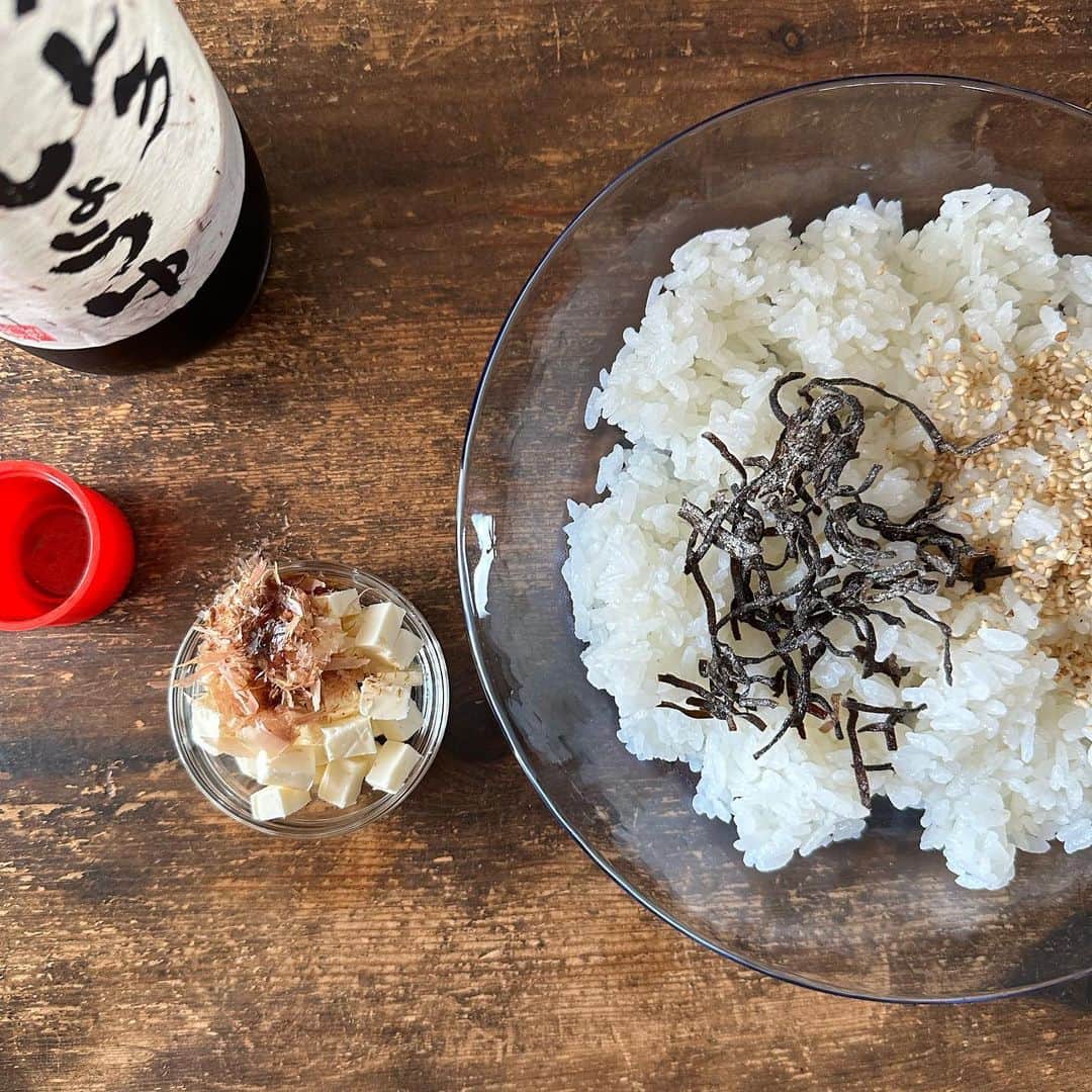 Tesshiさんのインスタグラム写真 - (TesshiInstagram)「塩昆布とおかかクリチでおにぎり Onigiri with salted Kombu, Katsuobushi and cream cheese #ごちそうおにぎり #yummy #homemade #healthy #rice #onigiri #riceball #creamcheese #おいしい #おにぎり #おむすび #クリームチーズ #おかか #塩昆布 #マカロニメイト #フーディーテーブル #手作り  クリームチーズ＋鰹節＋しょうゆ Cream cheese with Katsuobushi and soy sauce  #醤油 @tsubotatsuno #お米 @yukitsubakiofficial」8月31日 22時15分 - tmytsm