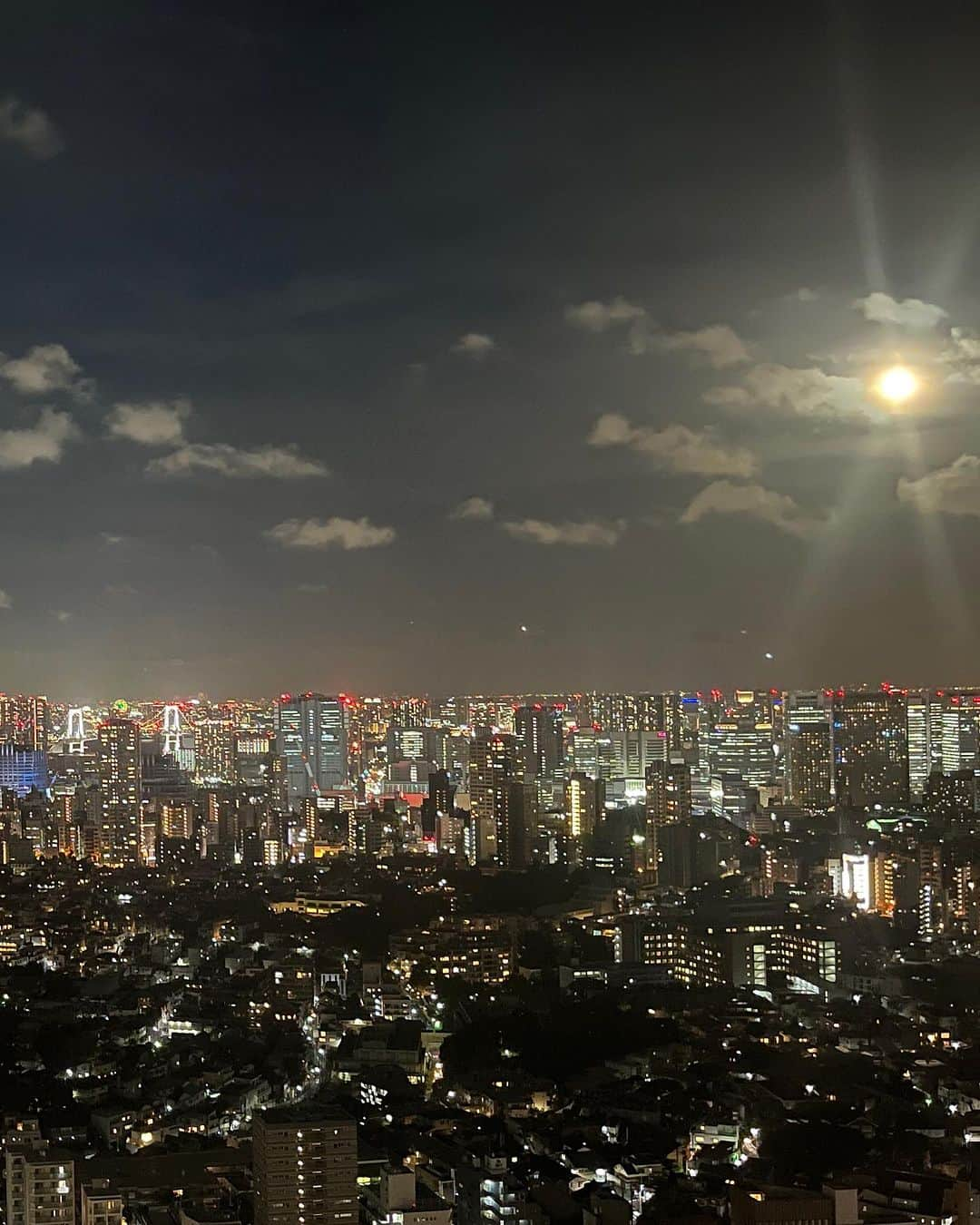 松山三四六さんのインスタグラム写真 - (松山三四六Instagram)「🌕  横浜 桜木町の月🌕  東京 目黒の月🌕  #スーパームーン  #夜景 #東京」8月31日 22時15分 - sanshiroumatsuyama